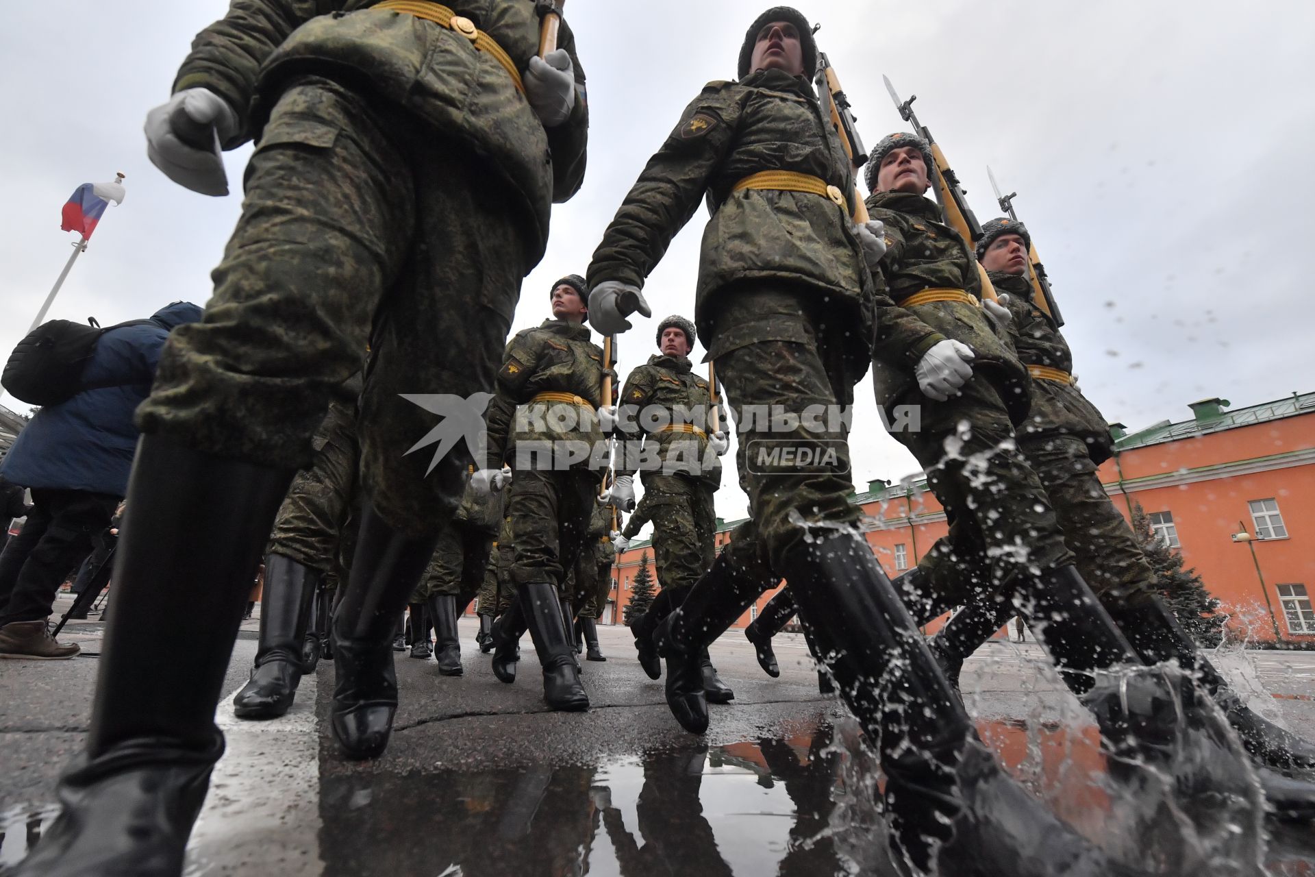 Москва. Военнослужащие роты почетного караула   Преображенского полка  во время занятий.