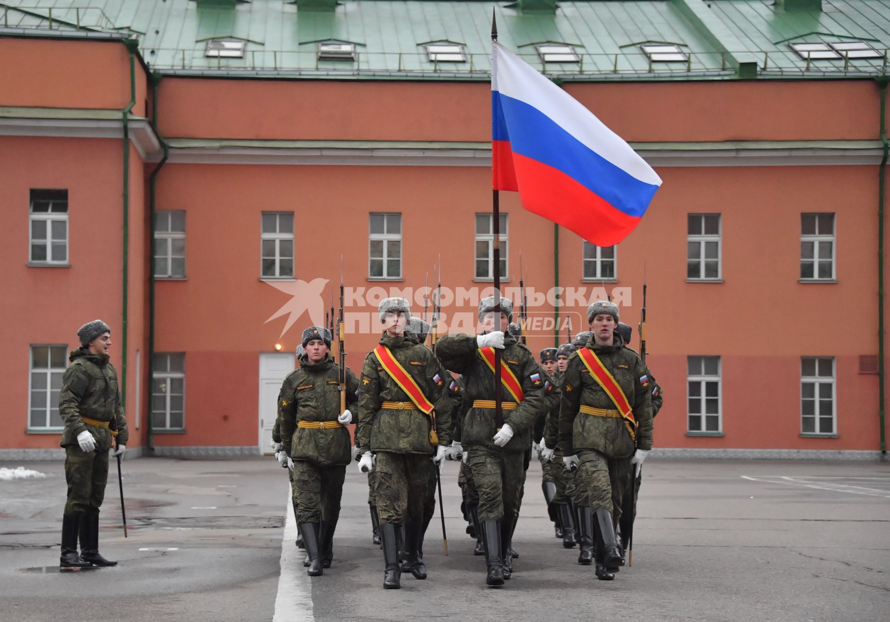 Москва. Военнослужащие знаменной группы роты почетного караула  Преображенского полка  во время занятий.