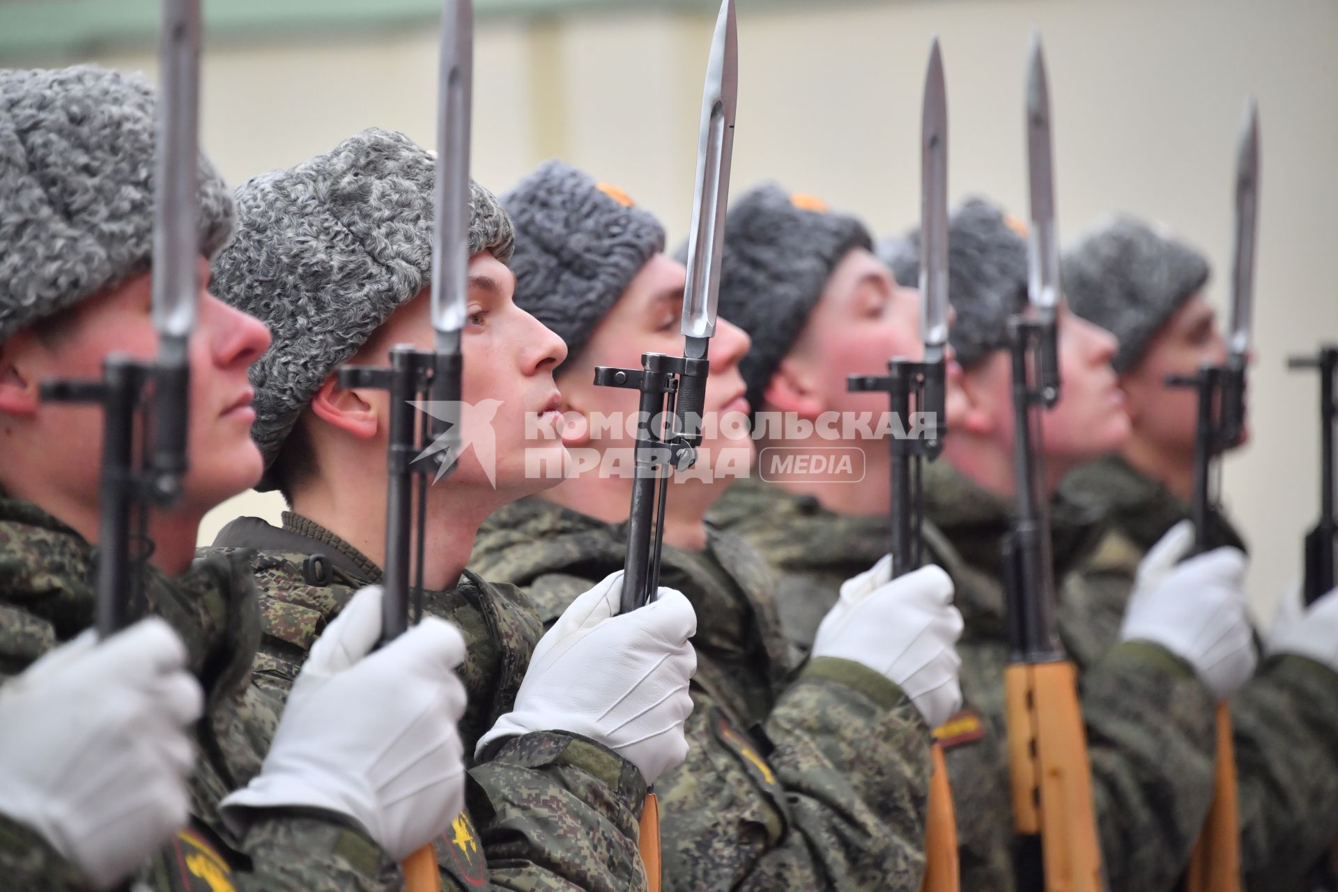 Москва. Военнослужащие роты почетного караула   Преображенского полка  во время занятий.