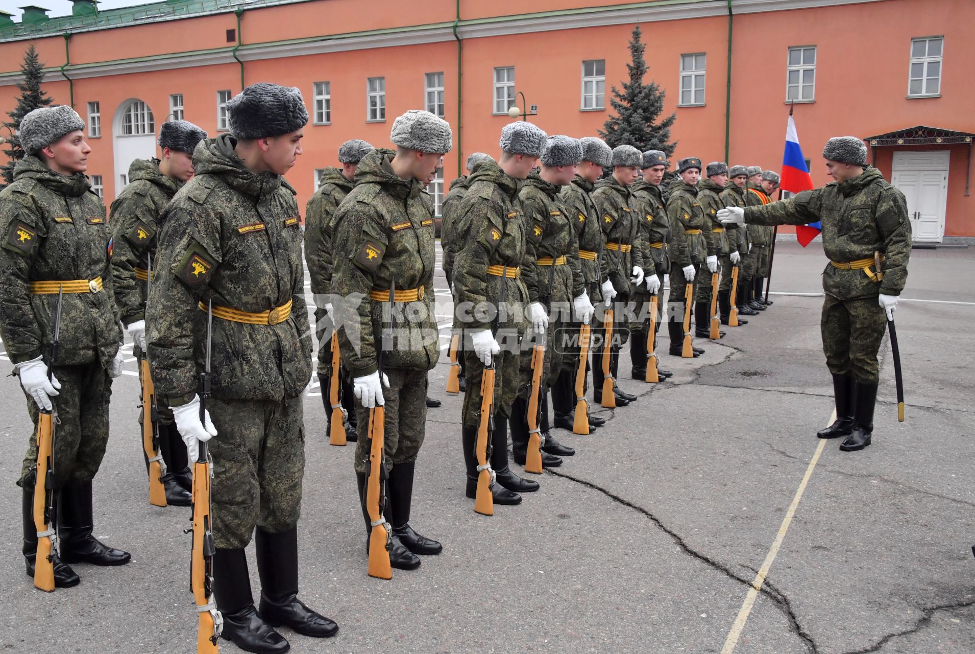 Москва. Военнослужащие роты почетного караула  Преображенского полка  во время занятий.