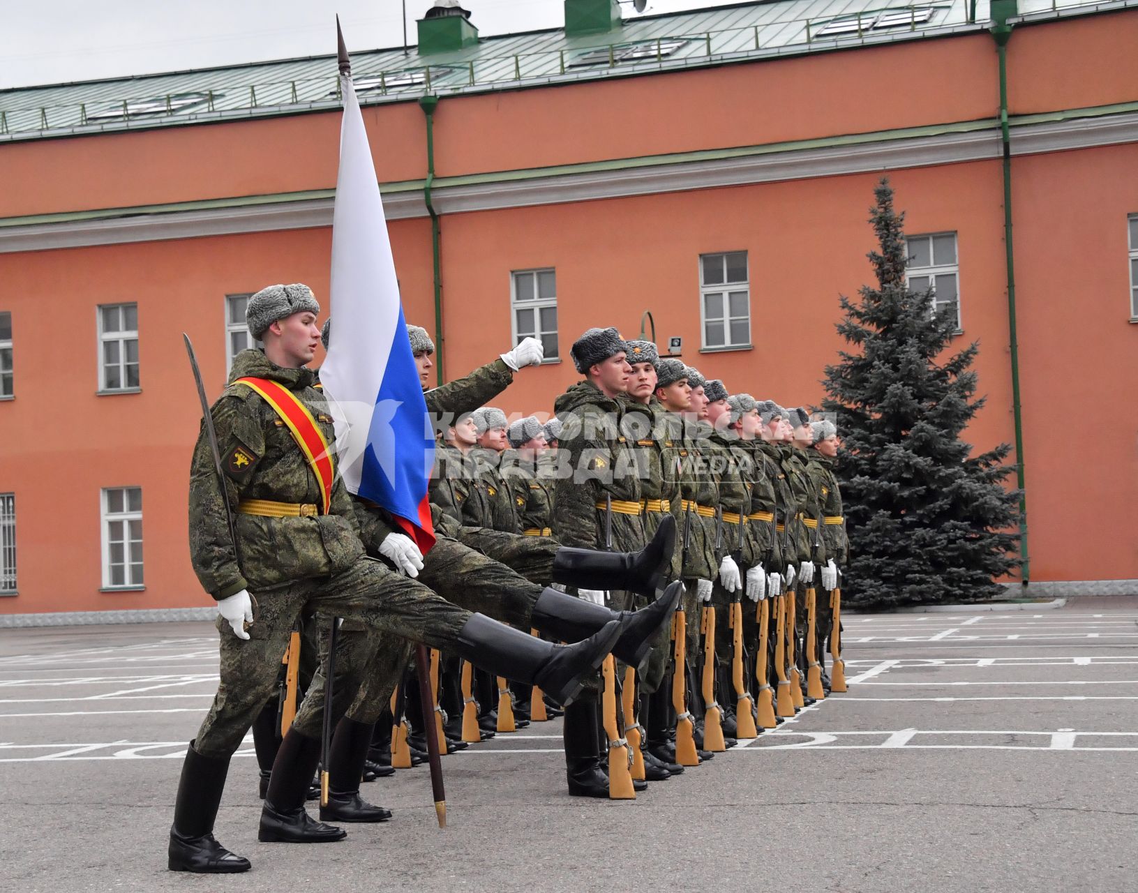 Москва. Военнослужащие роты почетного караула   Преображенского полка  во время занятий.