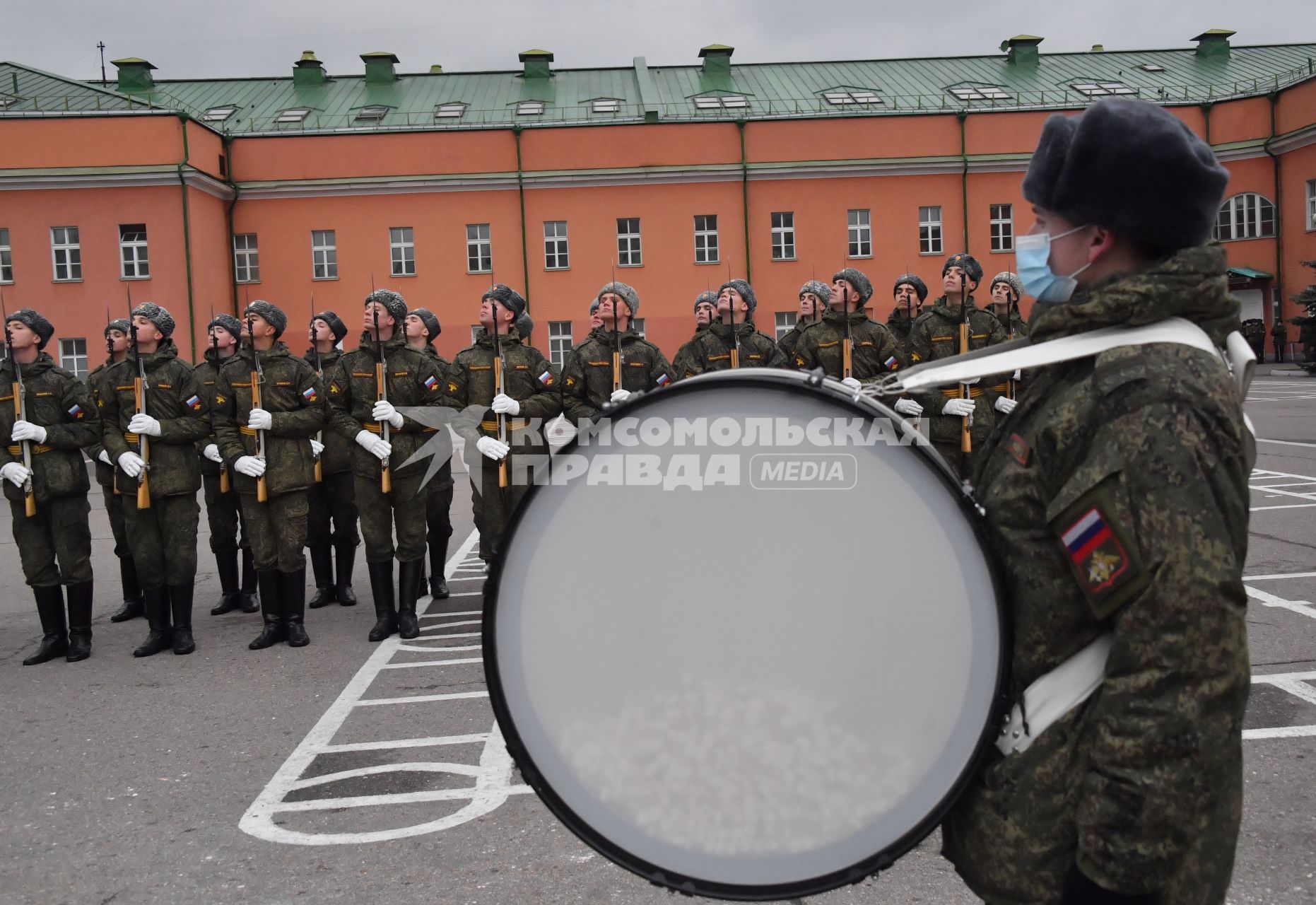 Москва. Военнослужащие знаменной группы роты почетного караула и военного оркестра Преображенского полка  во время занятий.