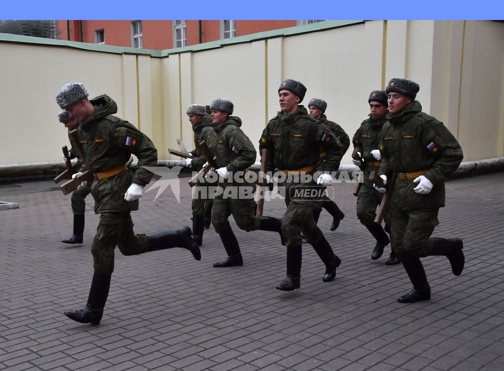 Москва. Военнослужащие роты почетного караула Преображенского полка  во время занятий.