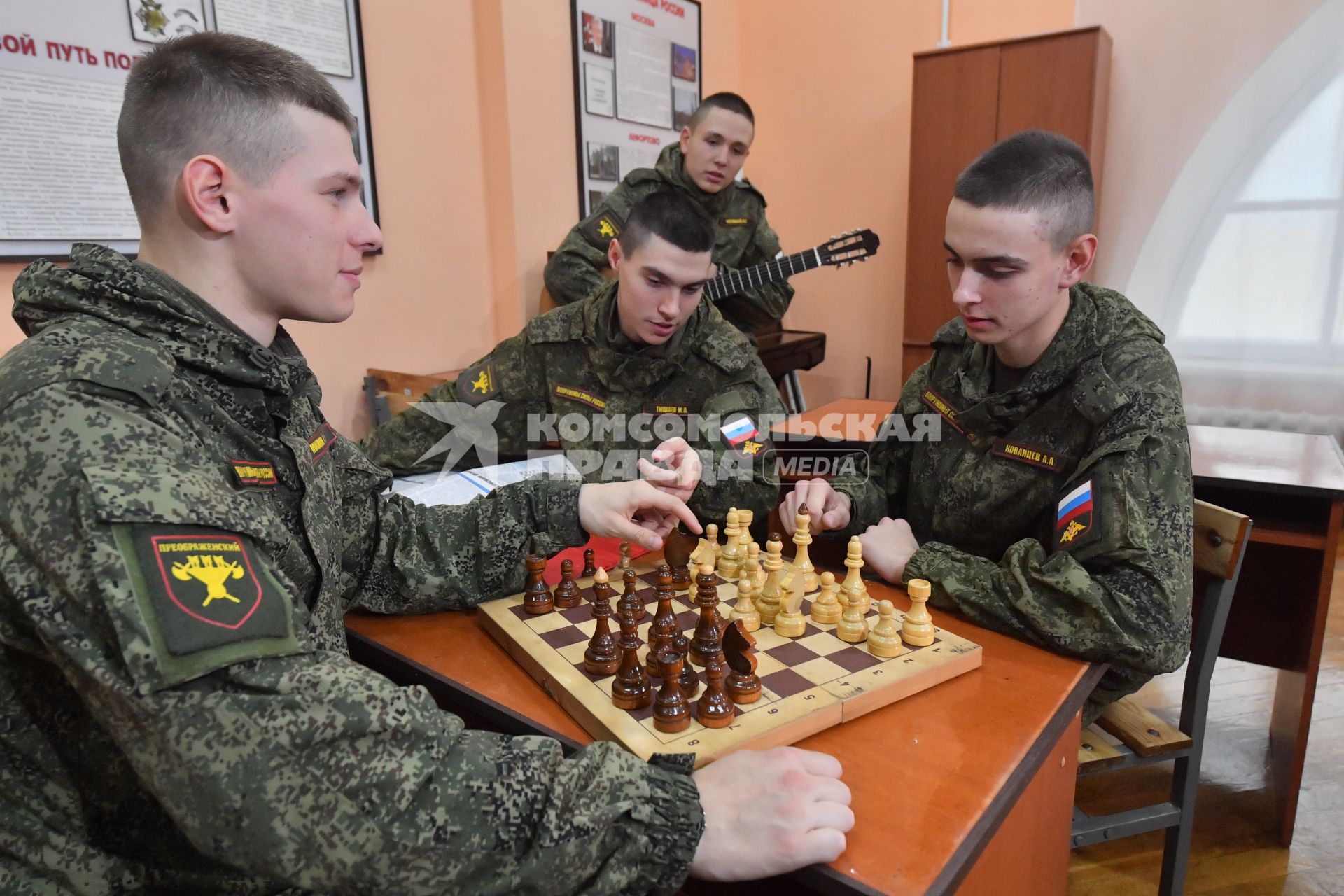 Москва. Военнослужащие роты почетного караула   Преображенского полка  во время отдыха.