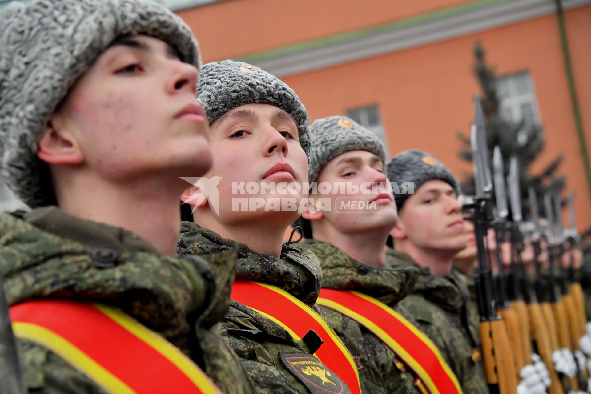 Москва. Военнослужащие роты почетного караула Преображенского полка  во время занятий.