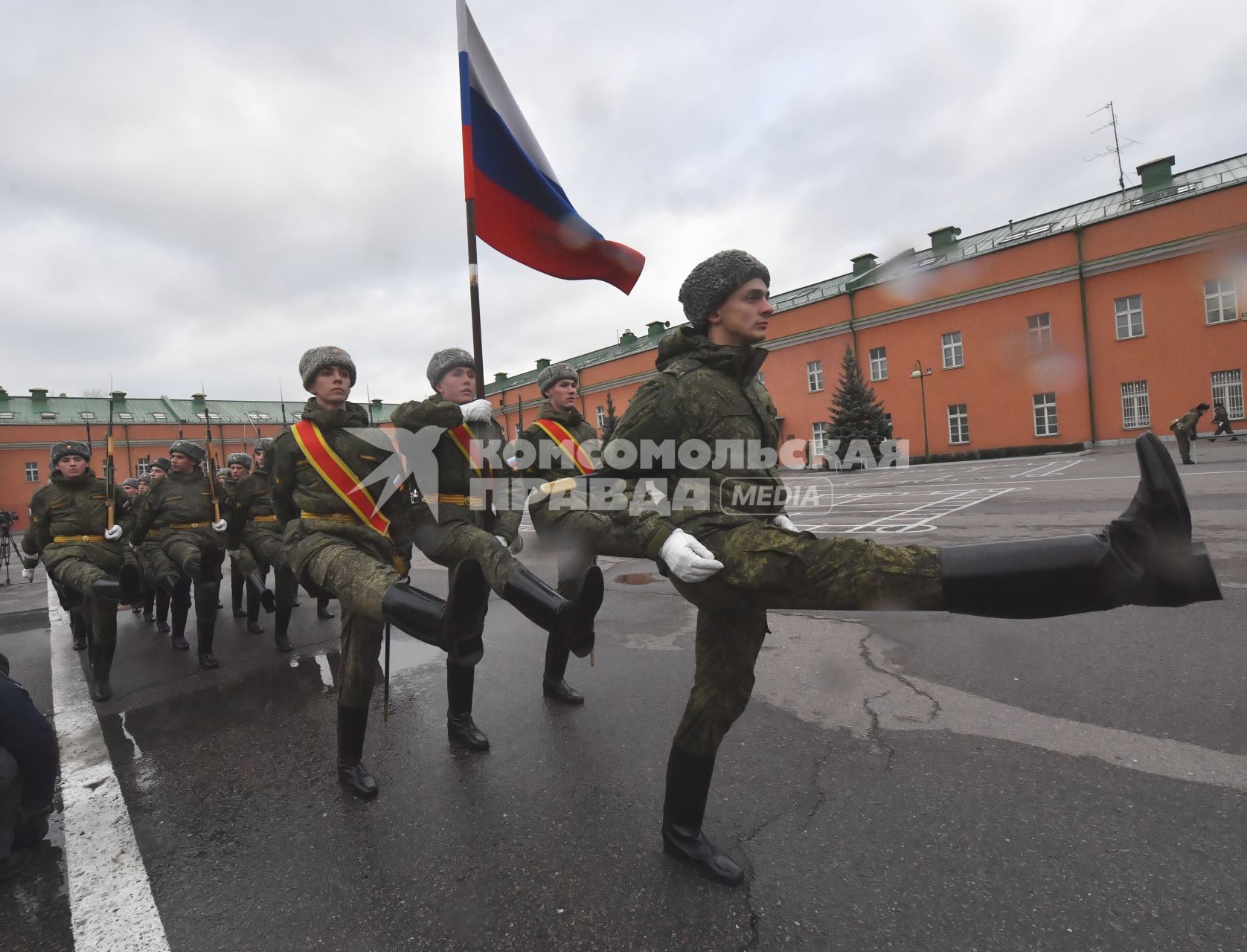 Москва. Военнослужащие знаменной группы роты почетного караула Преображенского полка  во время занятий.