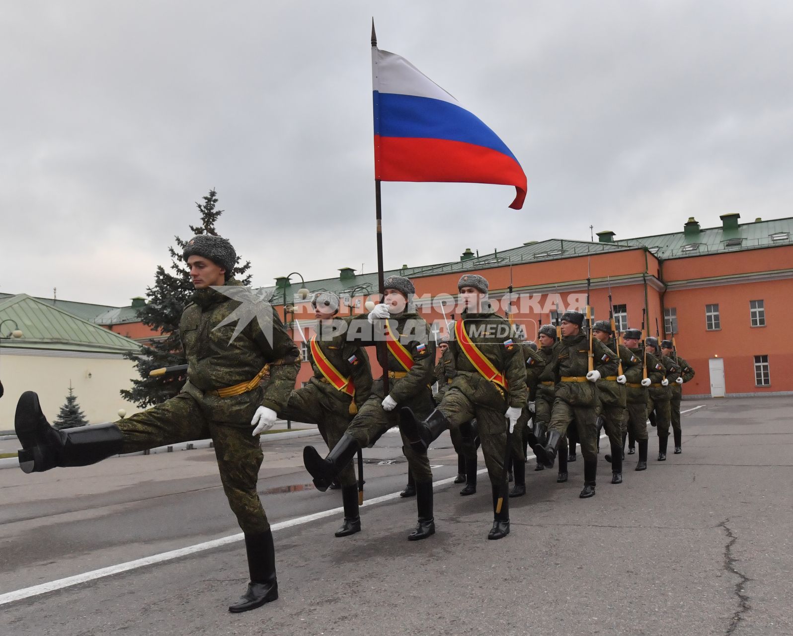 Москва. Военнослужащие знаменной группы роты почетного караула Преображенского полка  во время занятий.