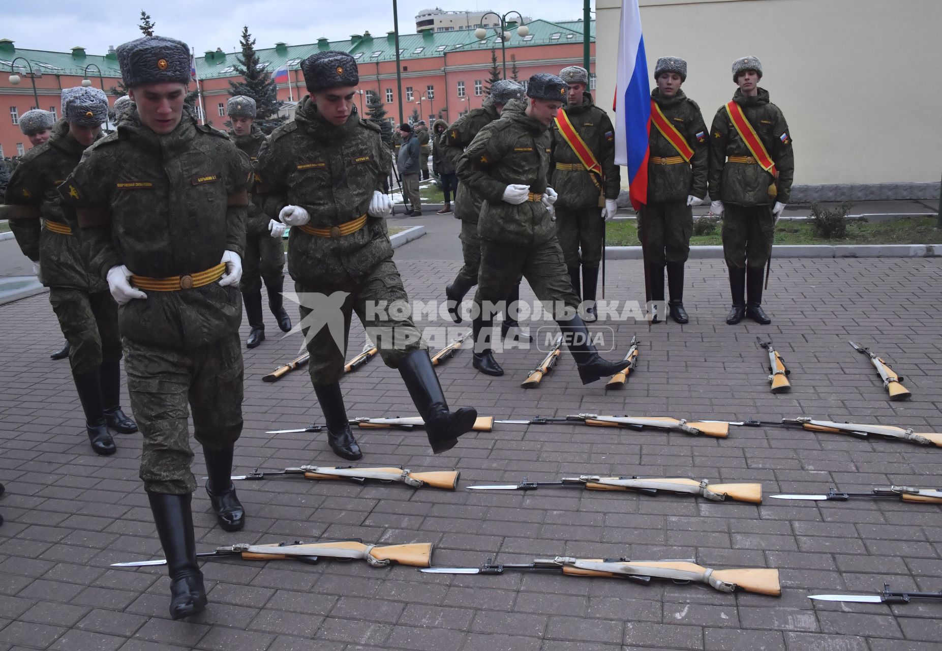 Москва. Военнослужащие роты почетного караула Преображенского полка  во время занятий.