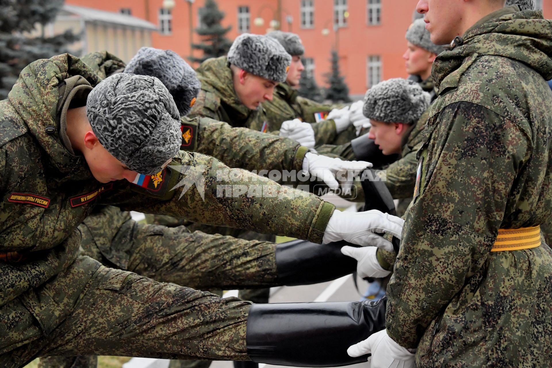 Москва. Военнослужащие роты почетного караула  Преображенского полка  во время занятий.