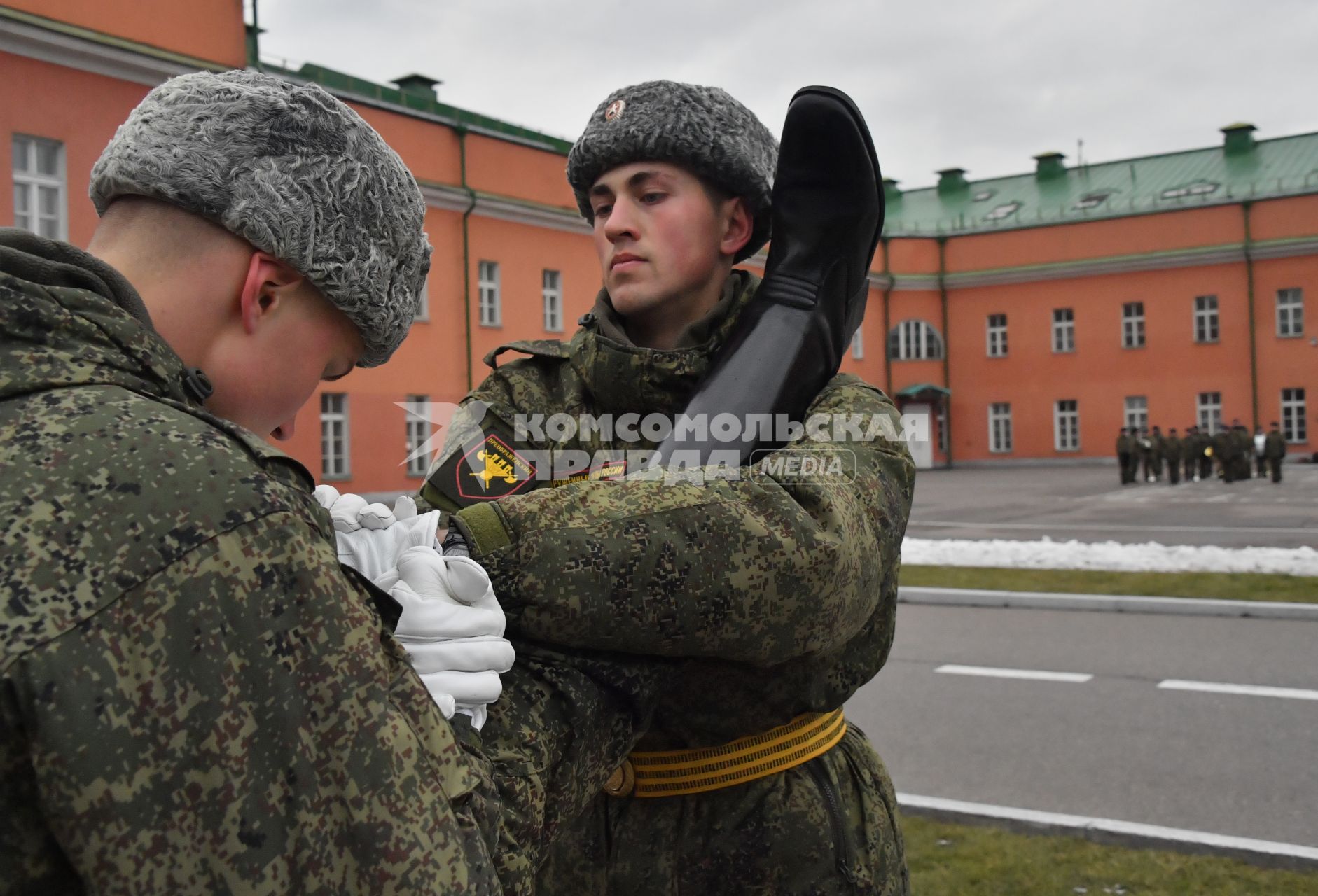 Москва. Военнослужащие роты почетного караула Преображенского полка  во время занятий.