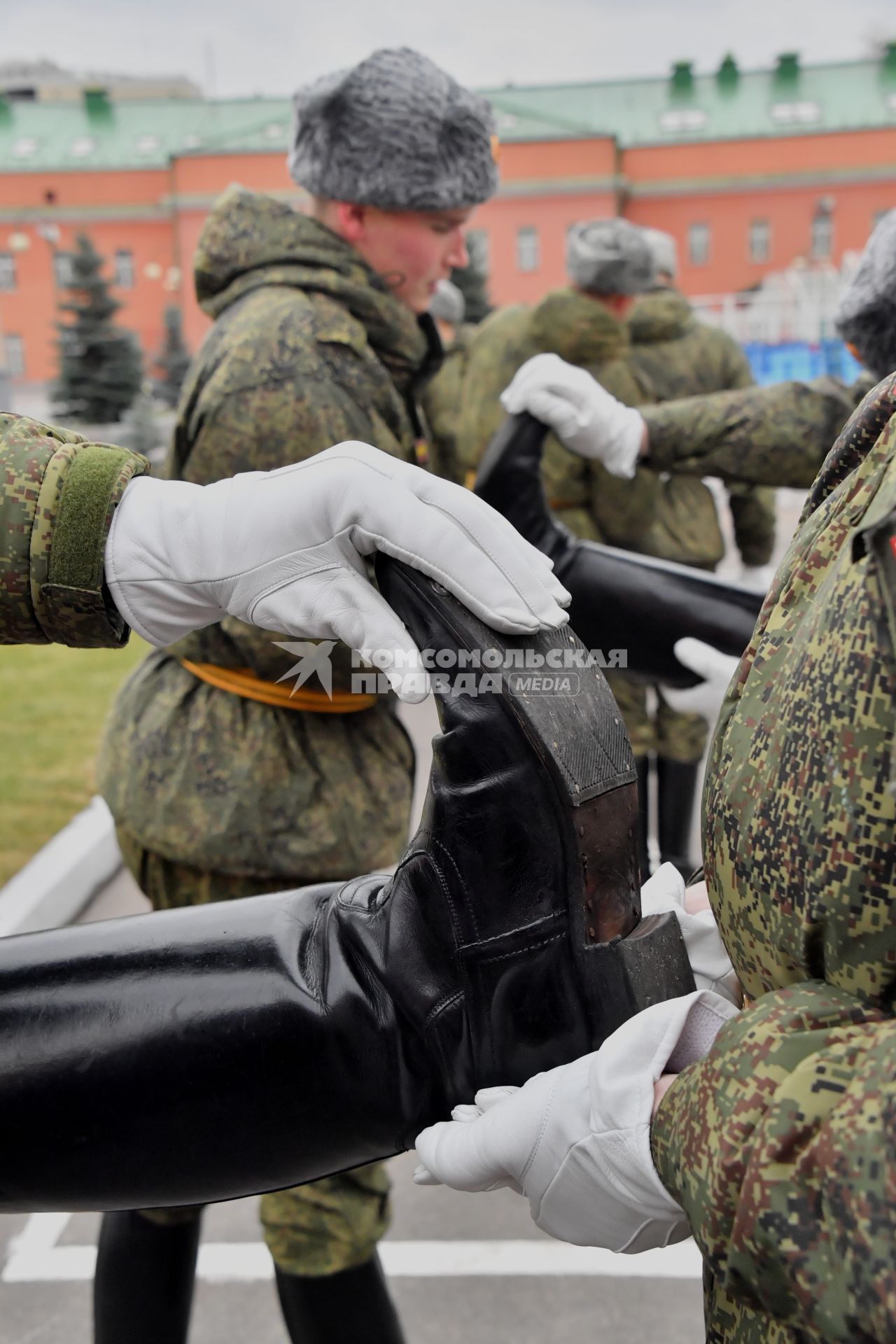 Москва. Военнослужащие роты почетного караула   Преображенского полка  во время занятий.