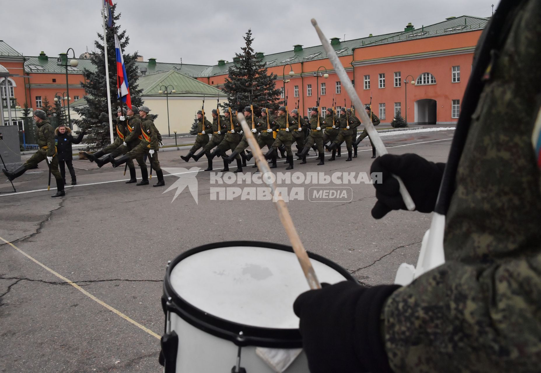 Москва. Военнослужащие знаменной группы роты почетного караула и военного оркестра Преображенского полка  во время занятий.