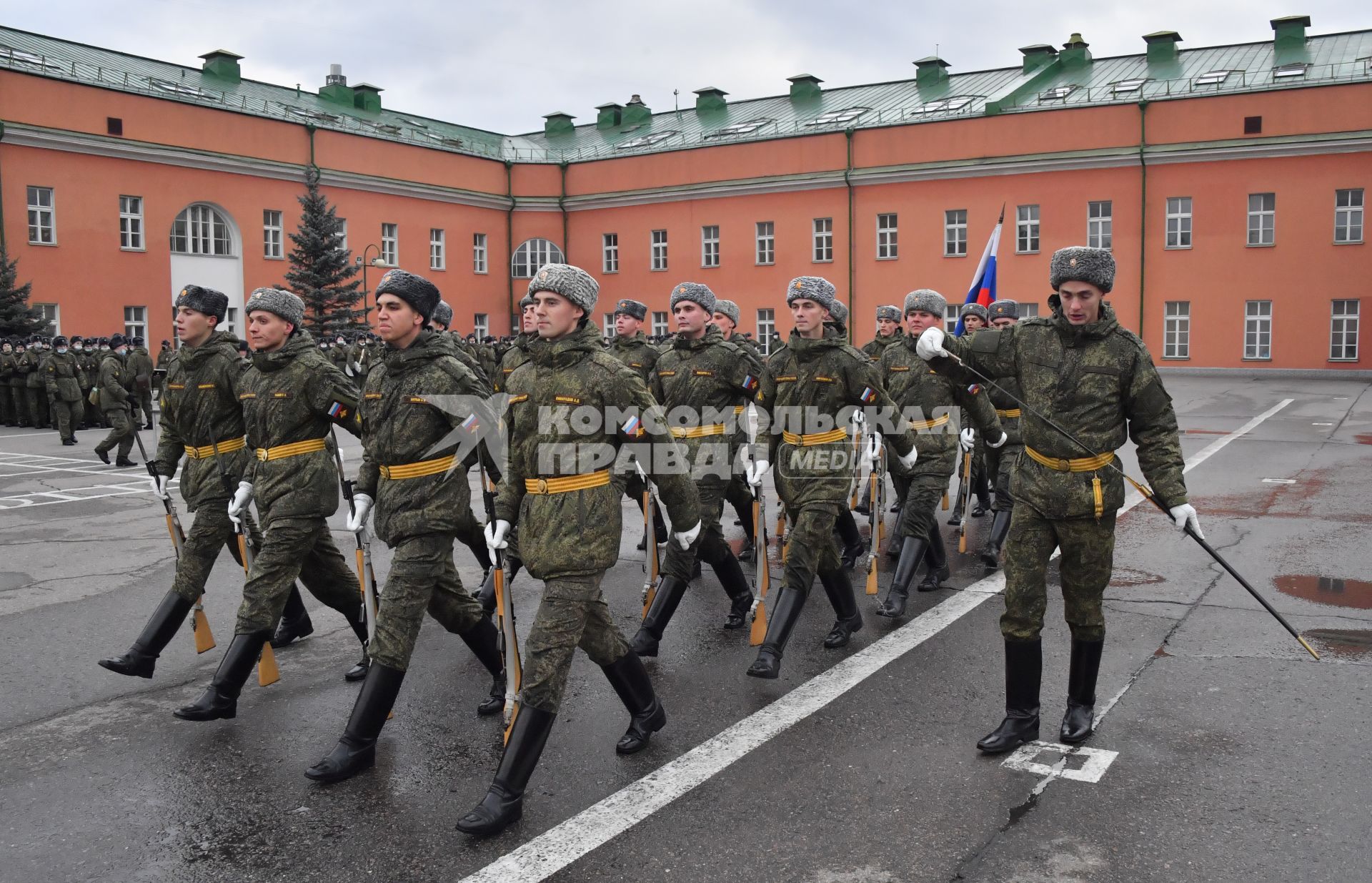 Москва. Военнослужащие роты почетного караула Преображенского полка  во время занятий.