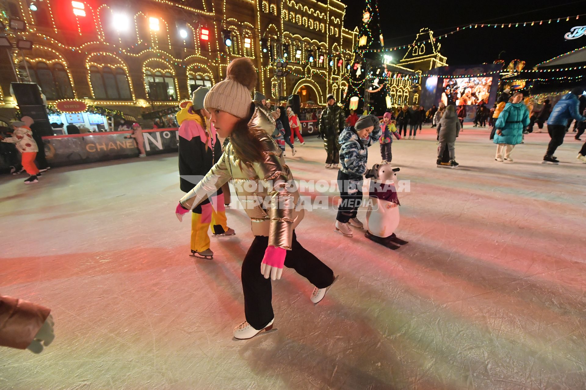 Москва. Дочь певца Филиппа Киркорова Алла-Виктория на открытии ГУМ-катка на Красной площади.