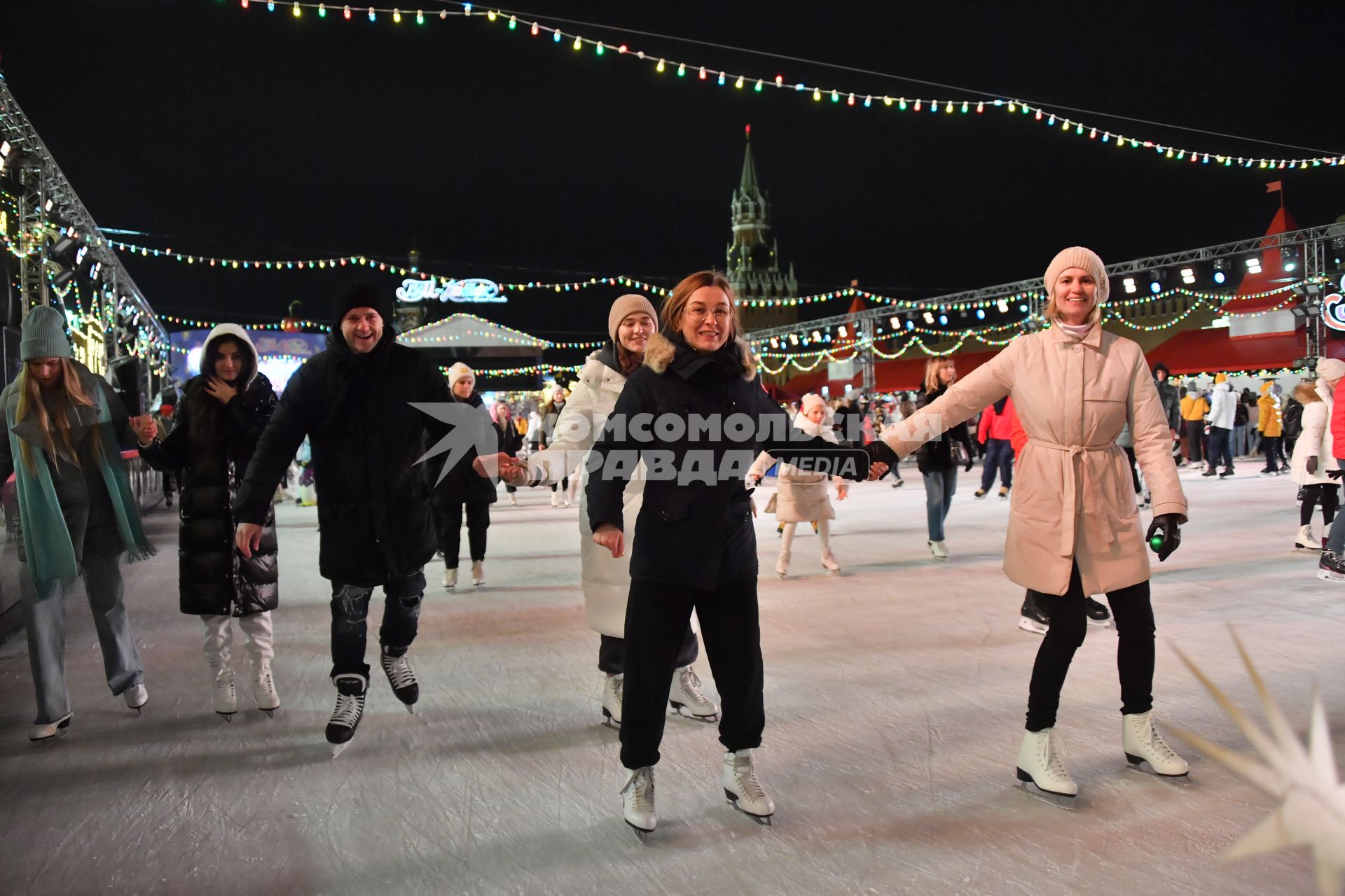 Москва. Люди катаются на коньках на открытии ГУМ-катка на Красной площади.