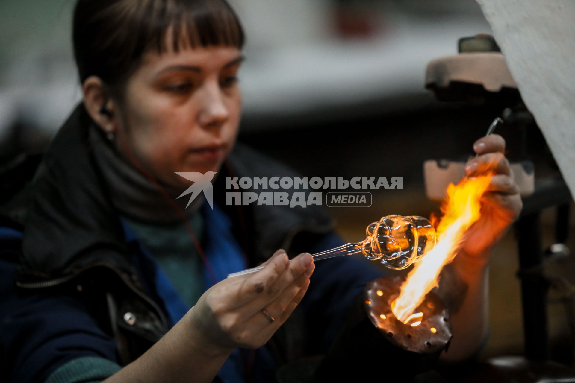 Красноярск. Изготовление стеклянной заготовки для елочной игрушки в стеклодувном цехе на фабрике елочных украшений `Бирюсинка`.