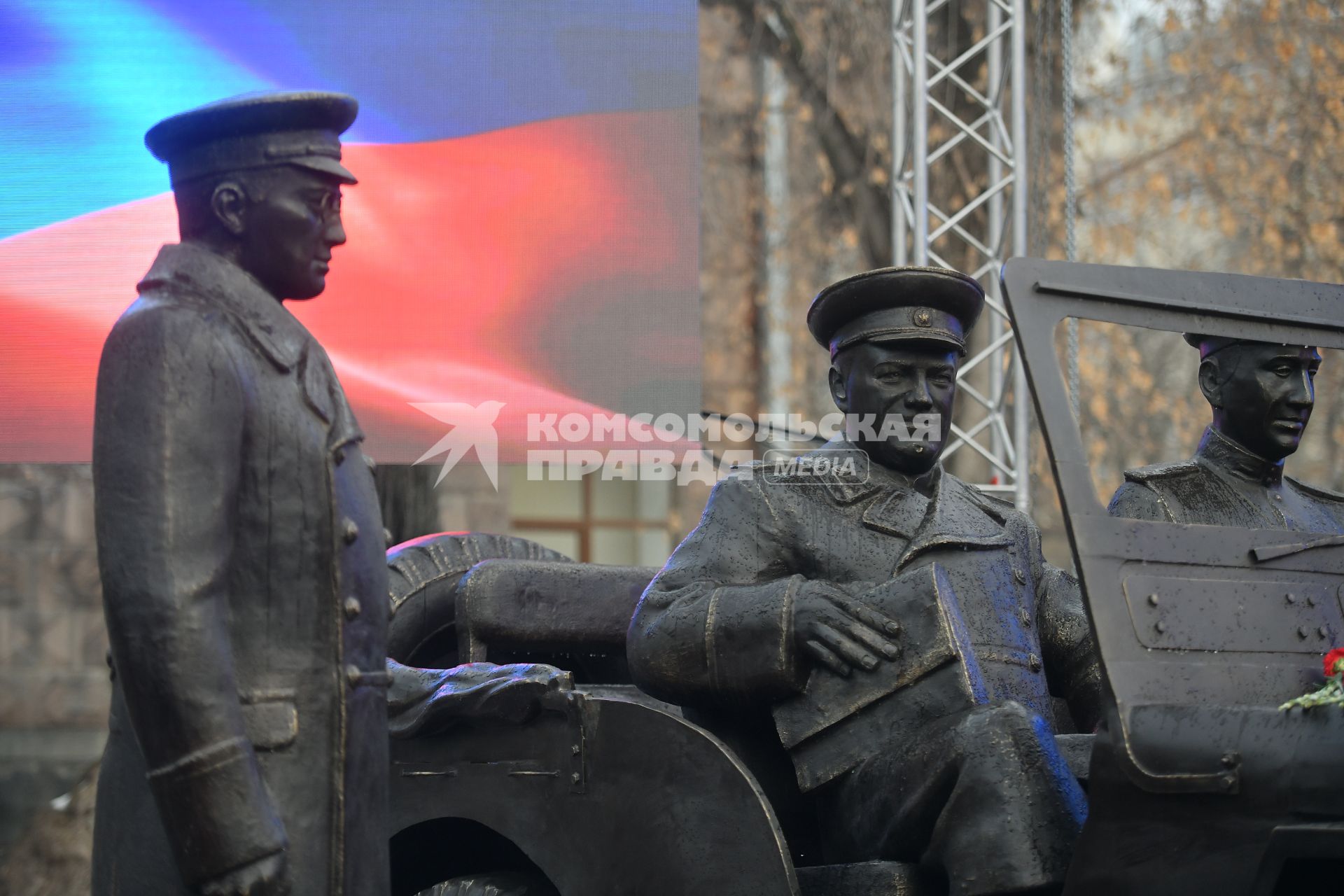 Екатеринбург. Открытие памятника маршалу Георгию Жукову в честь его 125-летия, у штаба Уральского военного округа. В памятнике отражен момент прибытия маршала Жукова на службу в город Свердловск, на службу в УрВО (с 1948 по 1953 год) где его встречает начальник штаба Уральского военного округа Лев Сквирский. Скульптор Андрей Зайцев