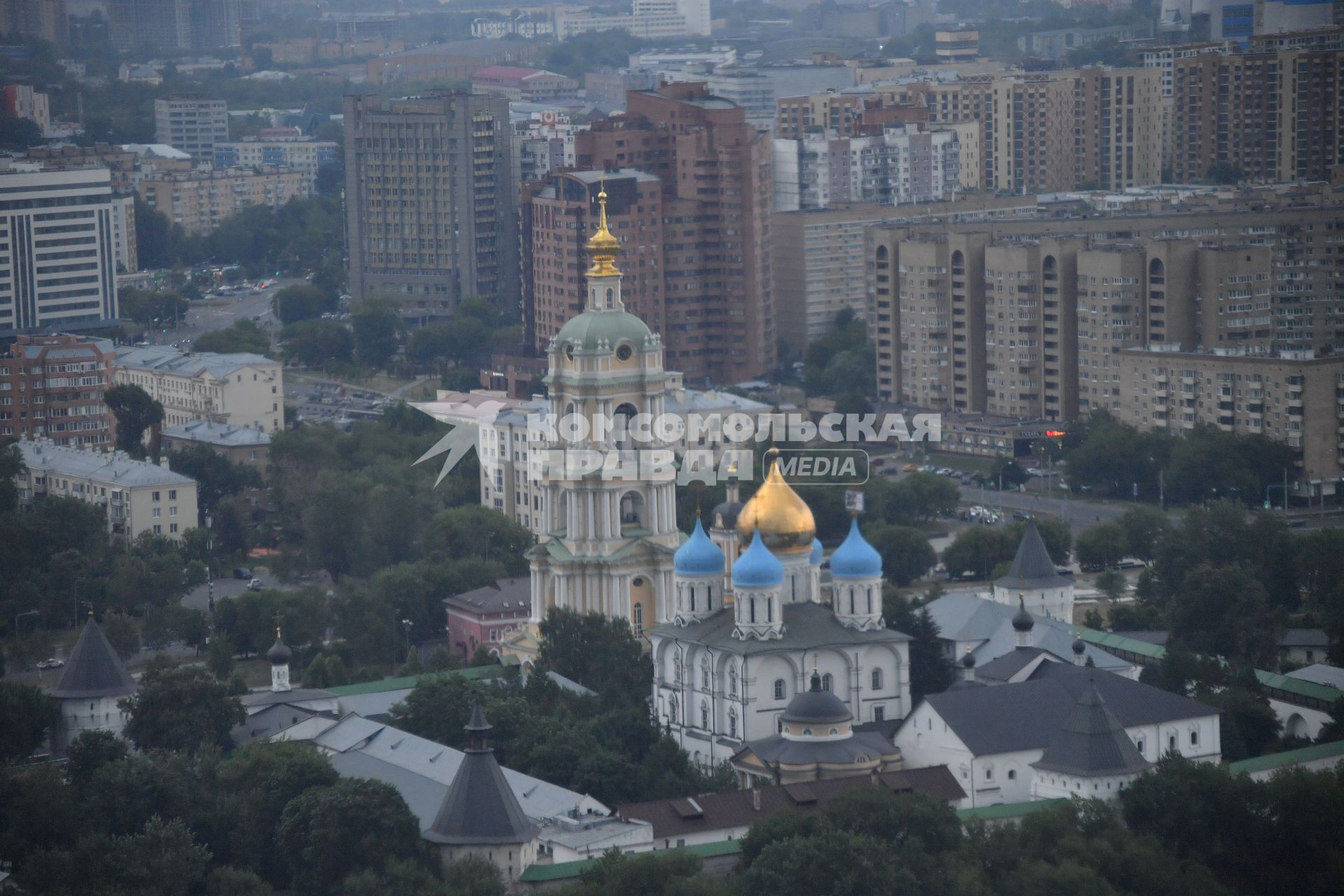 Москва. Вид на Новоспасский ставропигиальный мужской монастырь с гостиницы `Красные Холмы`.