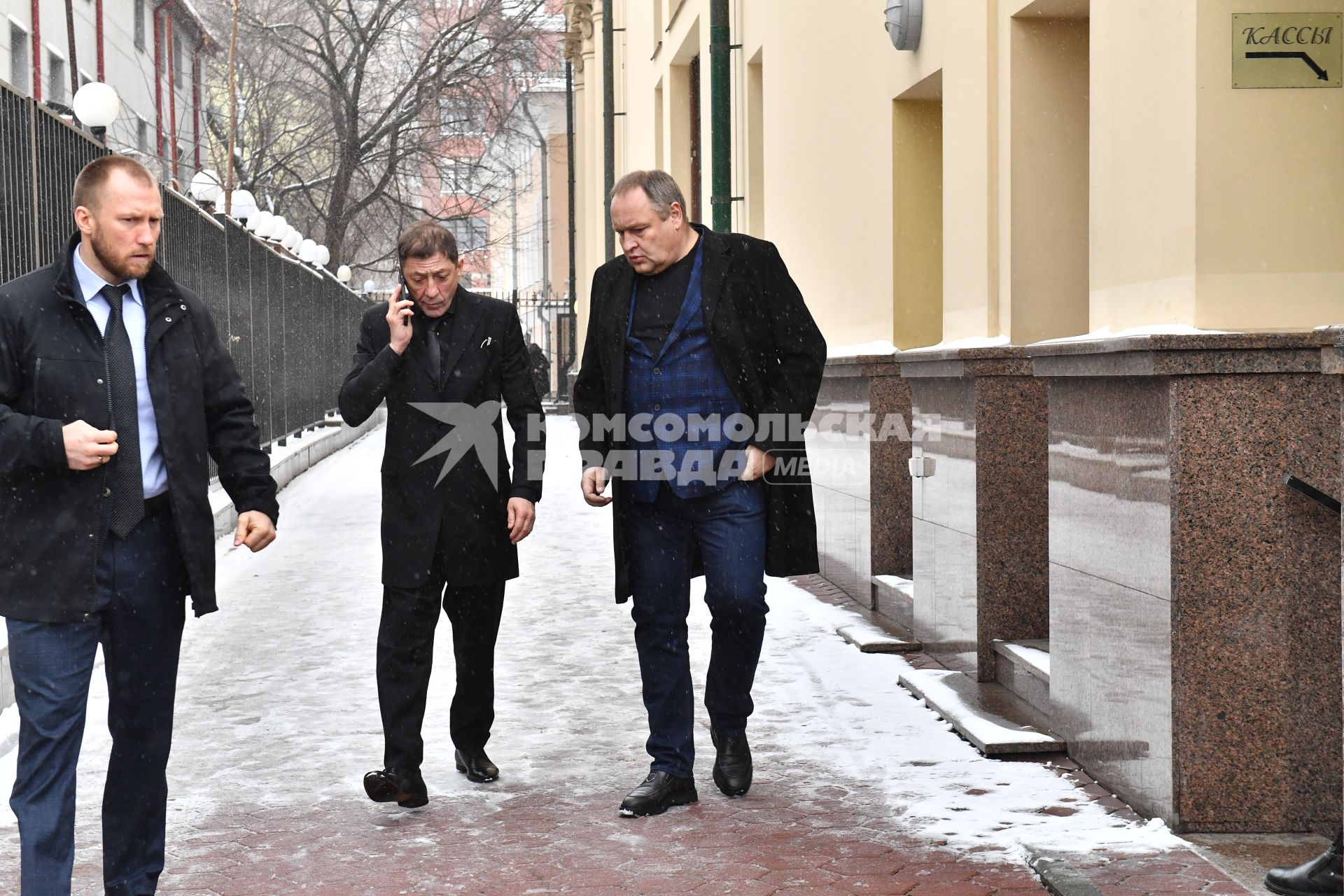 Москва. Певец Григорий Лепс ( в центре) у театра \"Градский холл\", где проходит церемония прощания с народным артистом России Александром Градским.