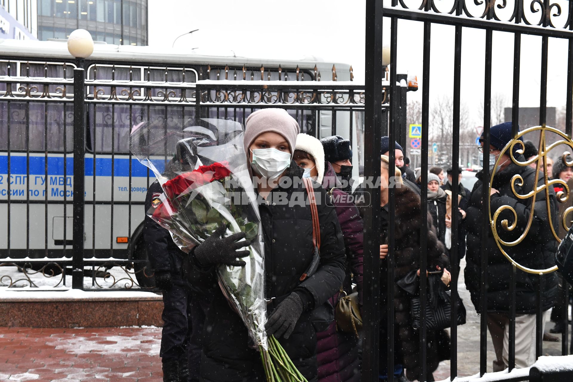 Москва.  Женщины с цветами у театра \"Градский холл\", где проходит церемония прощания с народным артистом России Александром Градским.