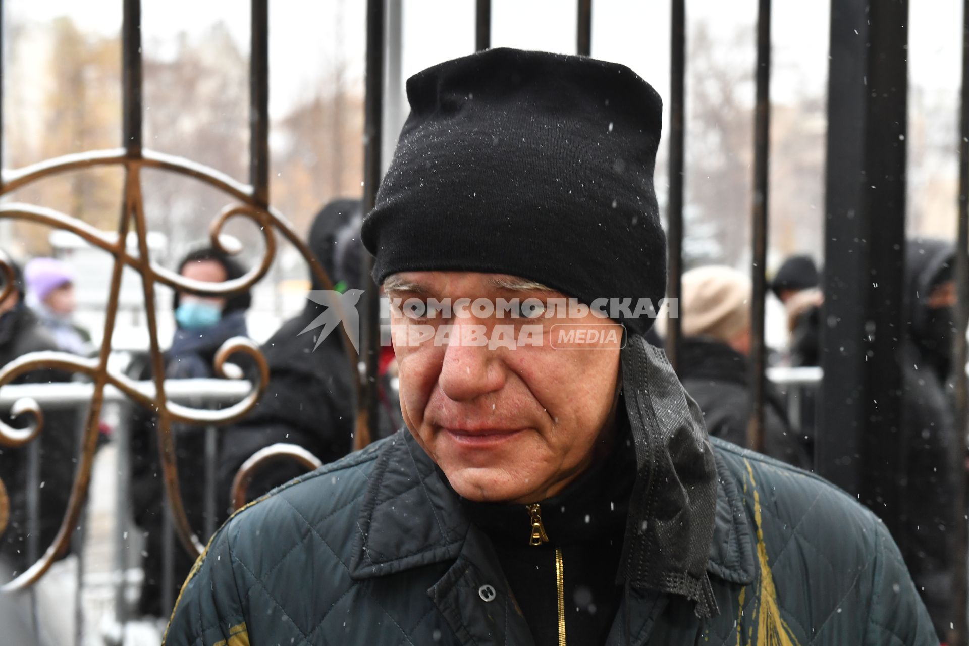 Москва.  Певец Сергей Мазаев у театра \"Градский холл\", где проходит церемония прощания с народным артистом России Александром Градским.