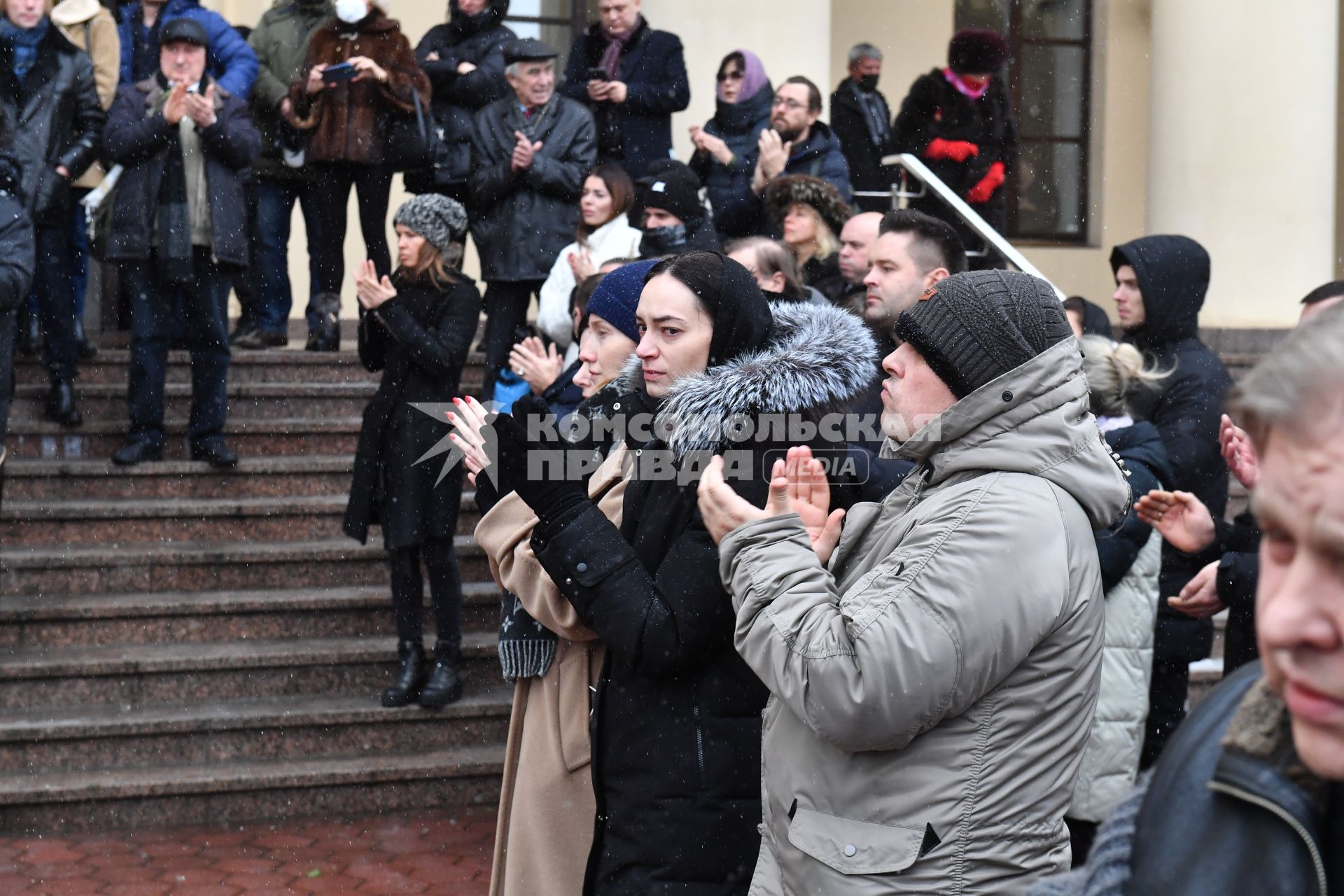 Москва. Люди у театра \"Градский холл\", где проходит церемония прощания с народным артистом России Александром Градским.