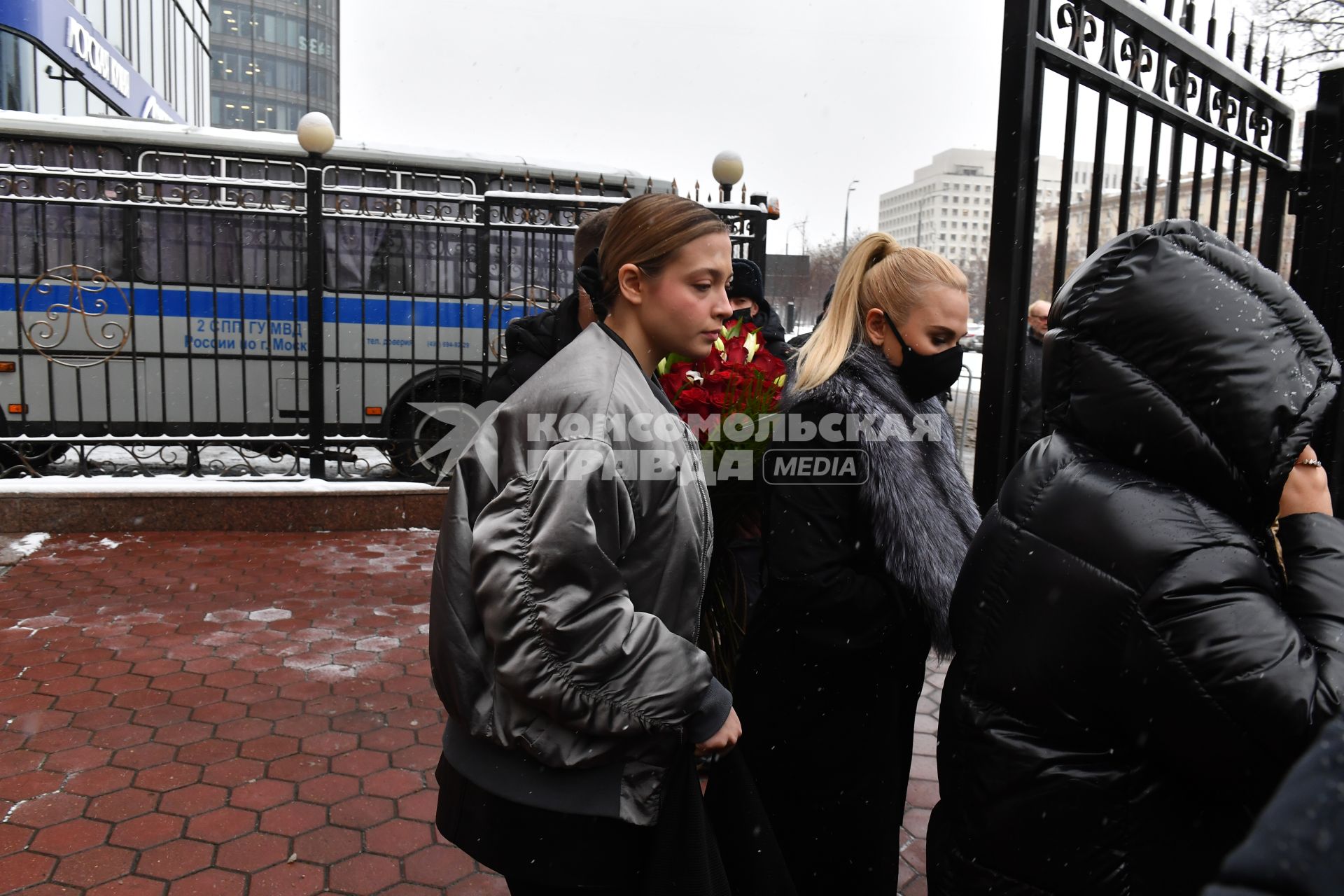 Москва.  Певица Пелагея ( в центре)у театра \"Градский холл\", где проходит церемония прощания с народным артистом России Александром Градским.