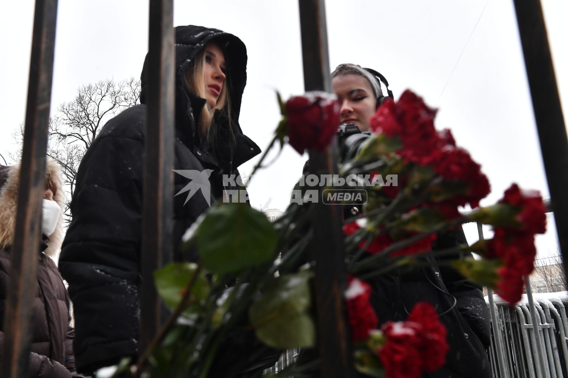 Москва.  Женщины с цветами у театра \"Градский холл\", где проходит церемония прощания с народным артистом России Александром Градским.