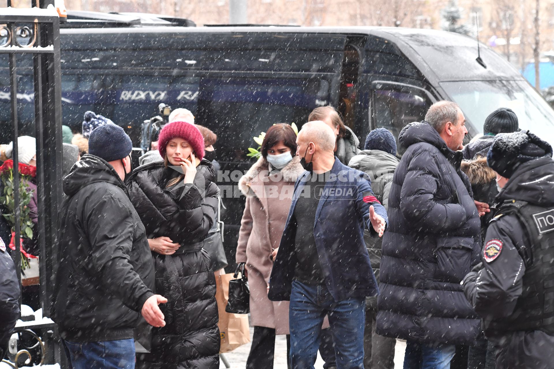 Москва.  Вдова А.Градского Марина Коташенко (в центре) перед началом церемонии прощания с народным артистом России Александром Градским в театре \"Градский холл\".