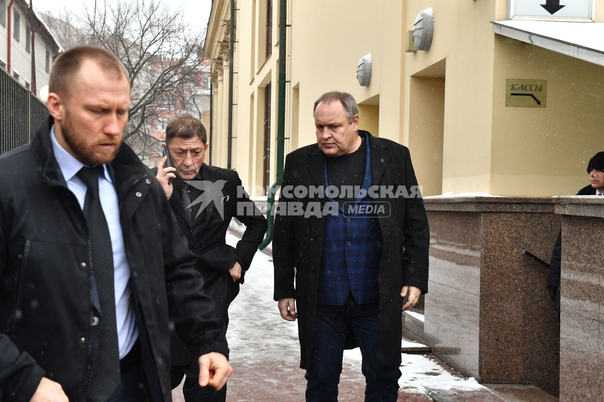 Москва. Певец Григорий Лепс ( в центре) у театра \"Градский холл\", где проходит церемония прощания с народным артистом России Александром Градским.