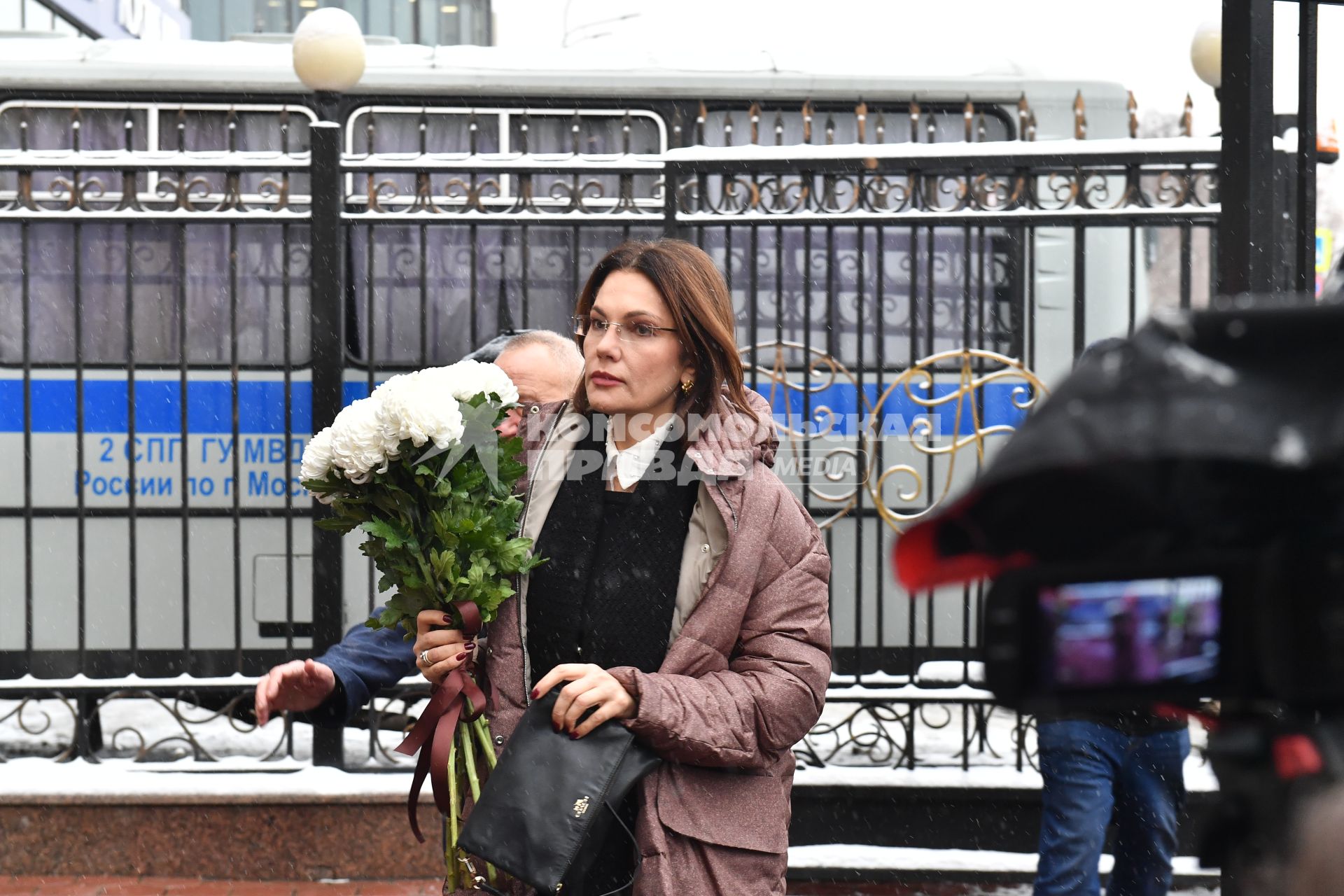 Москва.  Певица Нина Шацкая у театра \"Градский холл\", где проходит церемония прощания с народным артистом России Александром Градским.