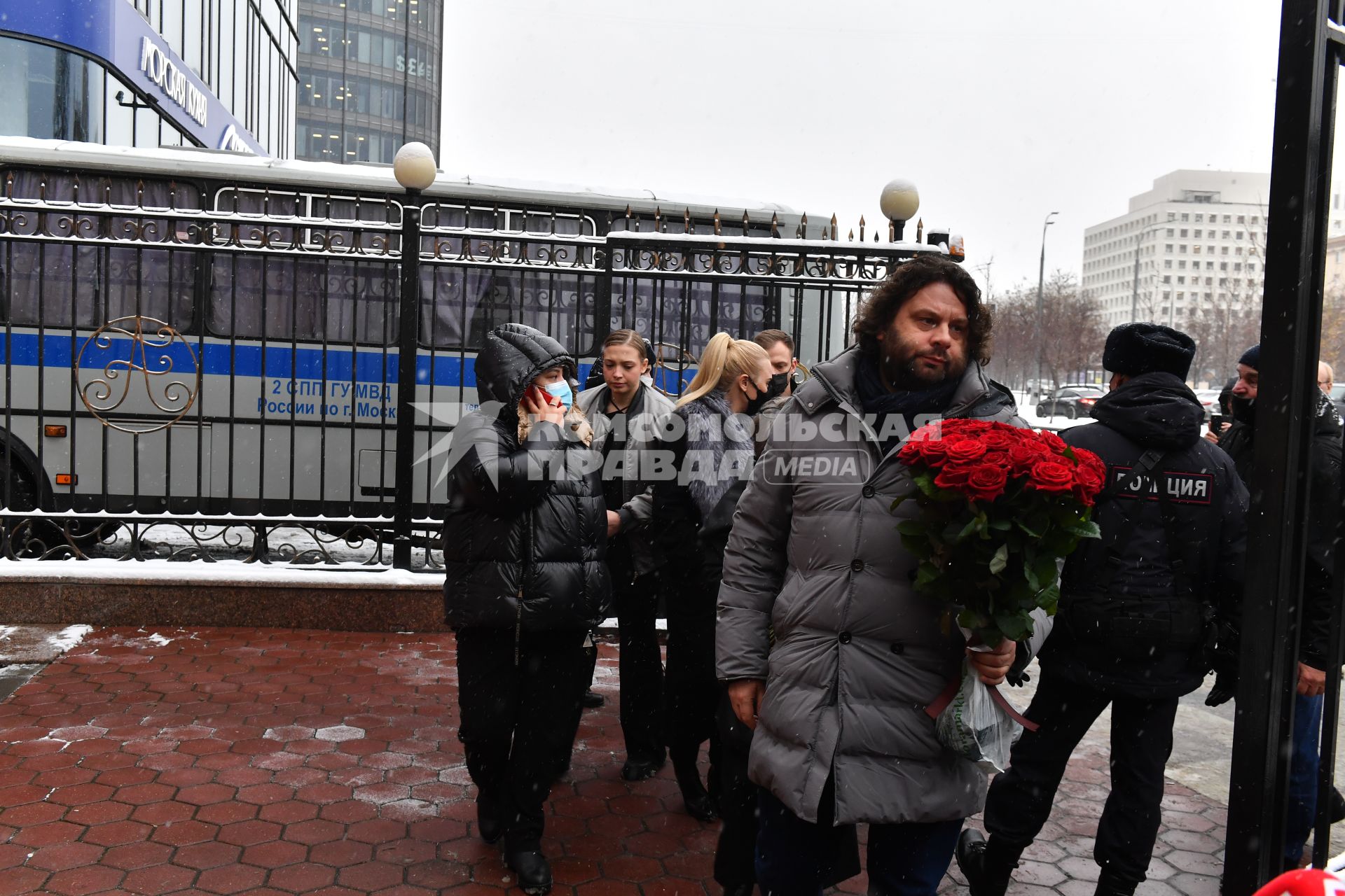 Москва.  Продюсер Андрей Сергеев  у театра \"Градский холл\", где проходит церемония прощания с народным артистом России Александром Градским.