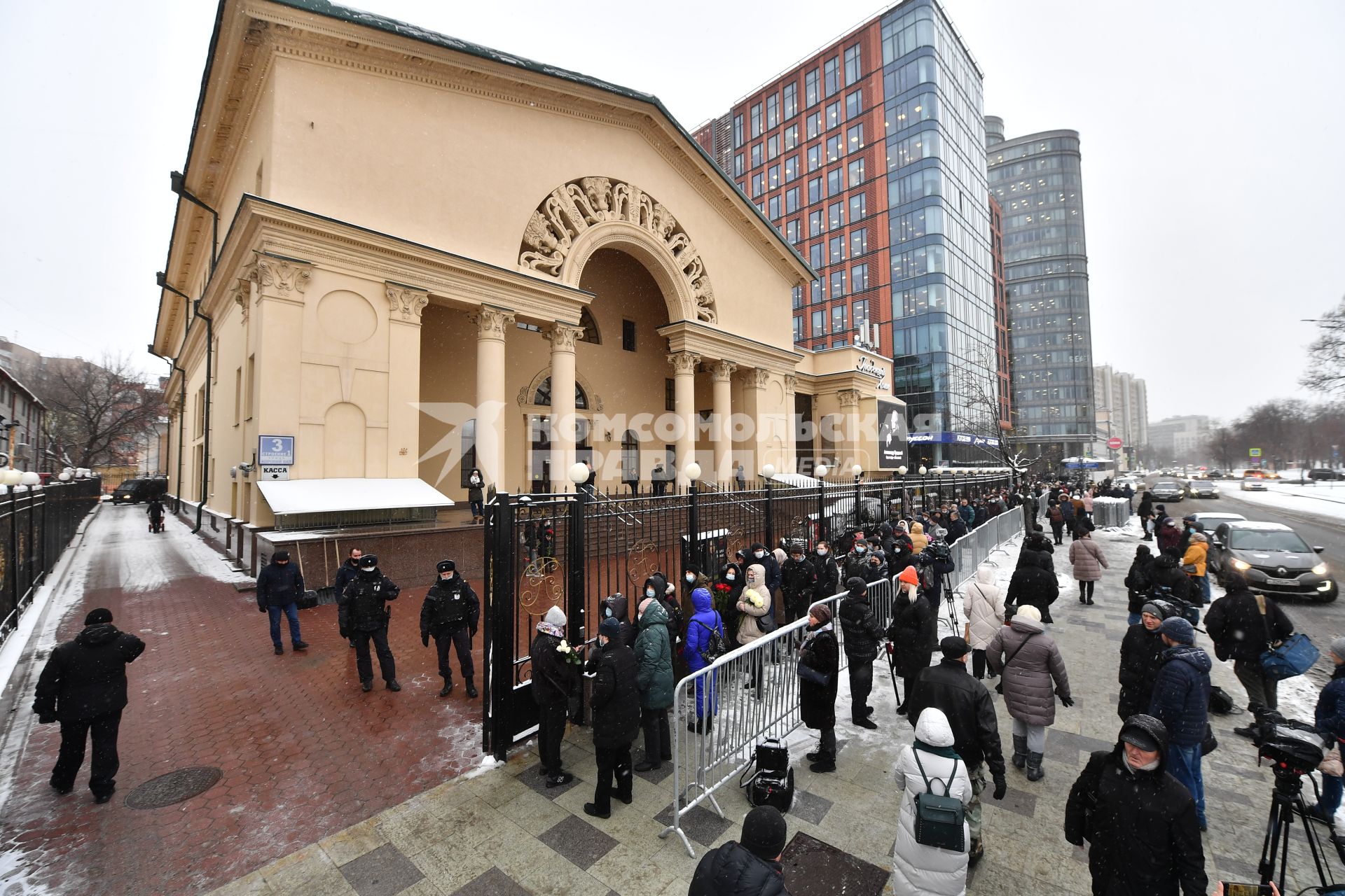 Москва.  Люди с цветами у театра \"Градский холл\", где проходит церемония прощания с народным артистом России Александром Градским.