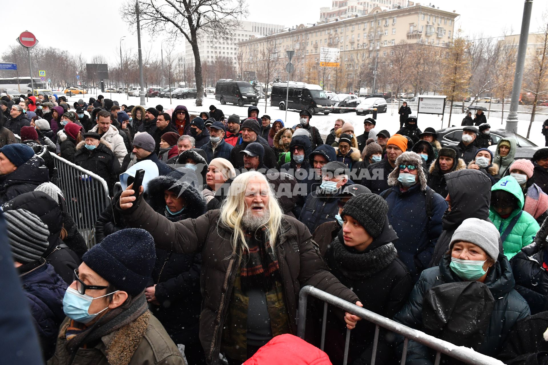 Москва. Колдун Иван Кулебякин  у театра \"Градский холл\", где проходит церемония прощания с народным артистом России Александром Градским.