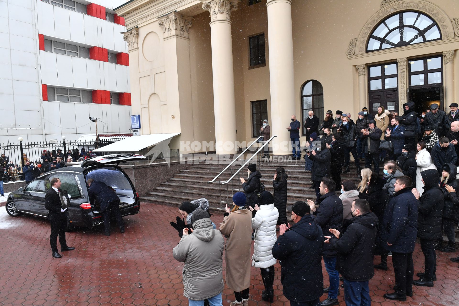 Москва. Вынос гроба с телом народного артиста России, певца Александра Градского после церемонии прощания в здании театрально-концертного музыкального объединения \"Градский Холл\".