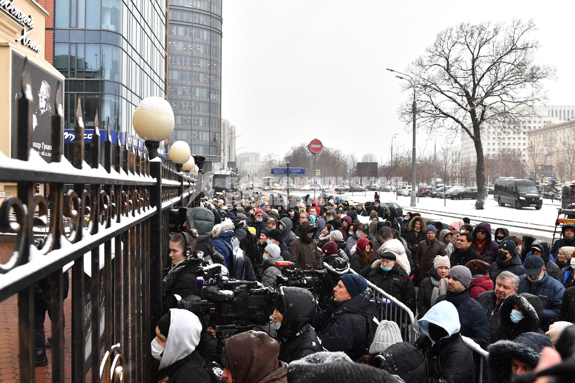 Москва. Люди у театра \"Градский холл\", где проходит церемония прощания с народным артистом России Александром Градским.