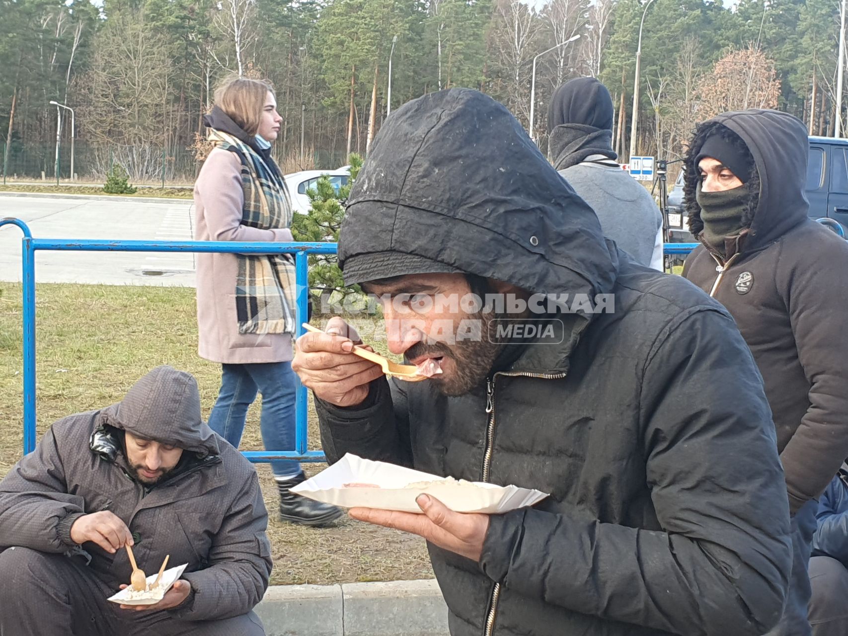 Белорусско-польская граница. Беженцы из Ближнего Востока получают бесплатную еду в центре временного содержания мигрантов.