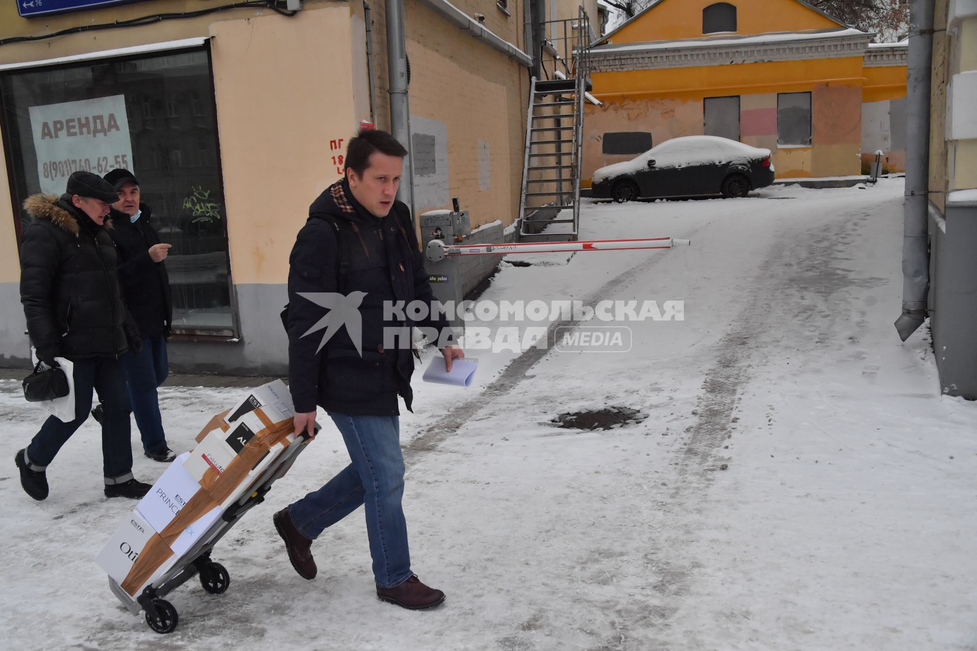 Москва. Сотрудник службы доставки на улице города.