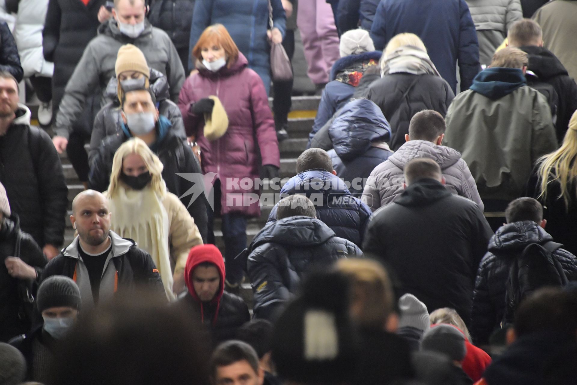 Москва. Пассажиры на переходе Таганско-Краснопресненской линии метрополитена.