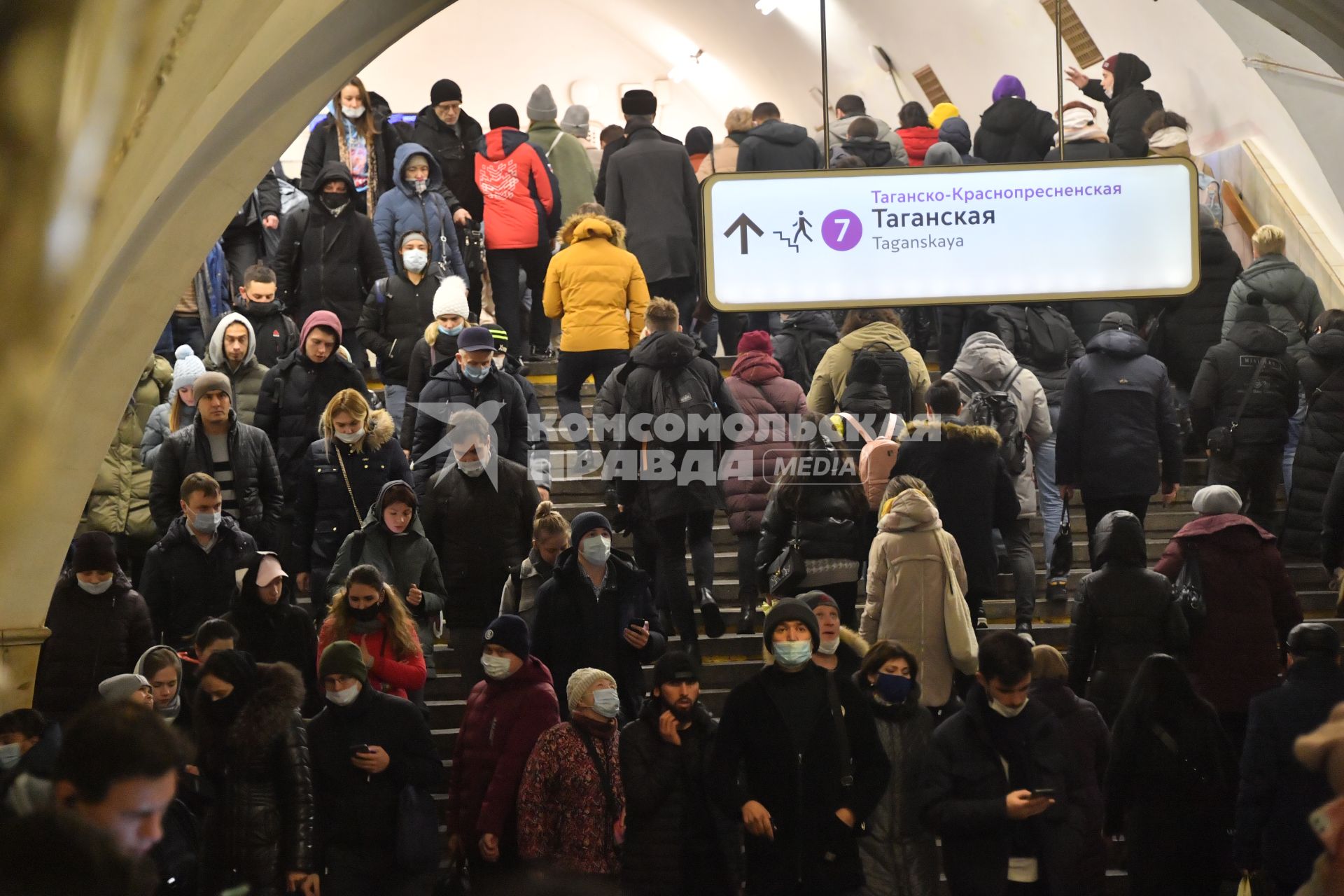 Москва. Пассажиры на переходе Таганско-Краснопресненской линии метрополитена.