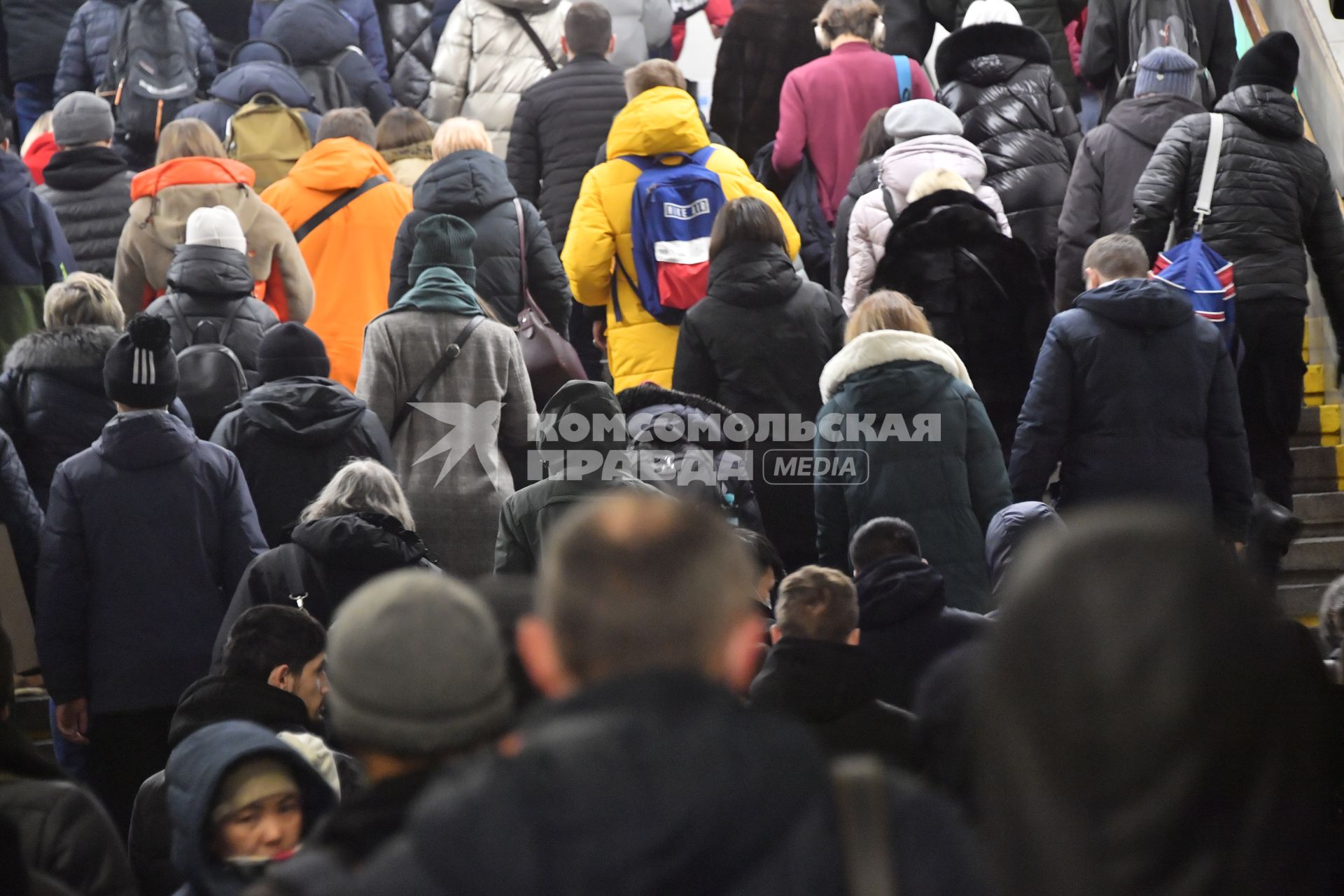 Москва. Пассажиры на переходе Таганско-Краснопресненской линии метрополитена.