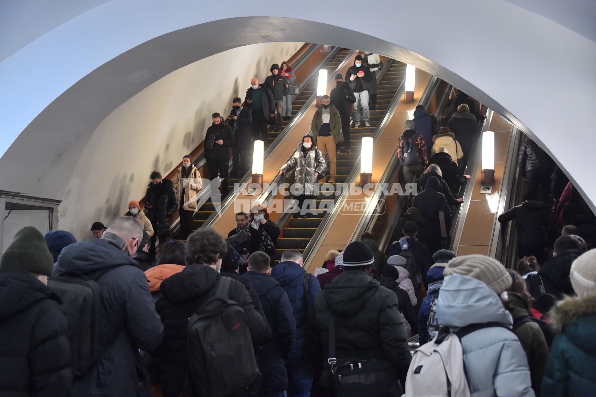 Москва. Пассажиры на эскалаторе московского  метрополитена.