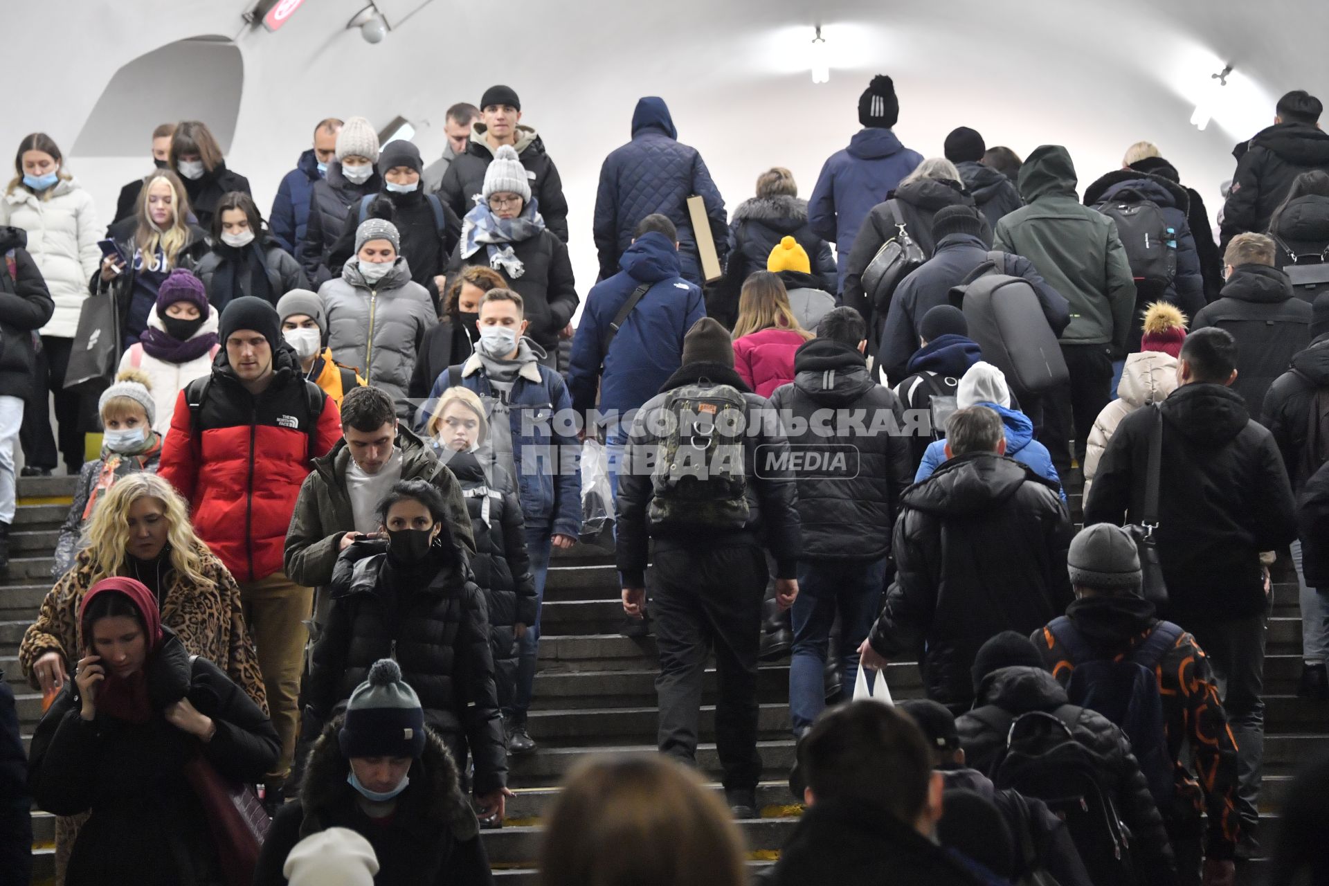 Москва. Пассажиры на переходе Таганско-Краснопресненской линии метрополитена.