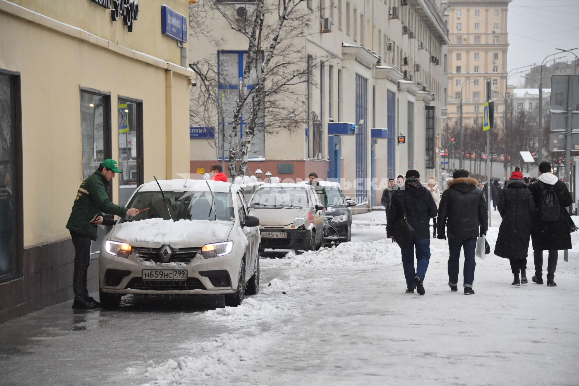 Москва. Прохожие на улице города.