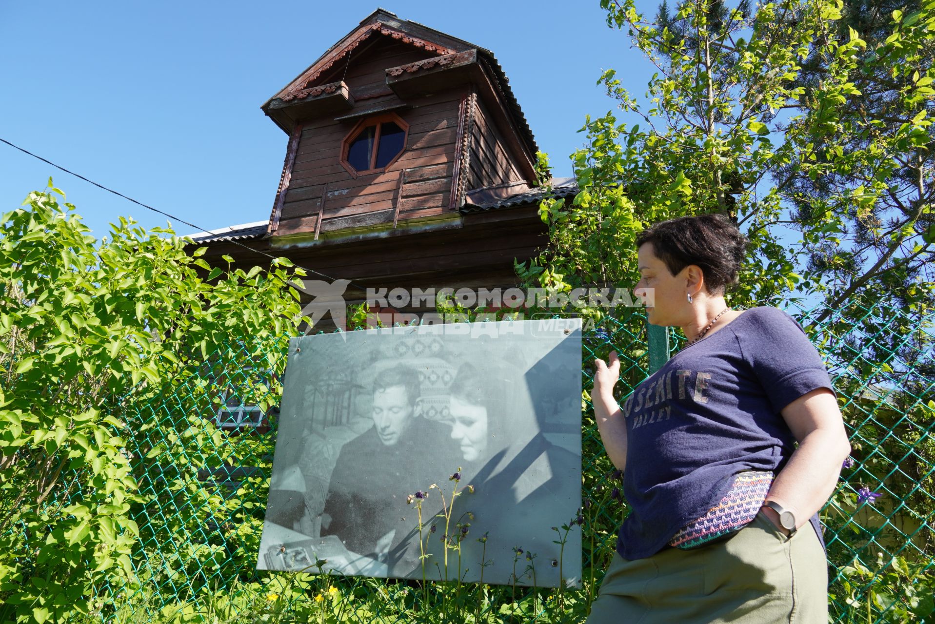 Ярославская область, д. Учма. Елена Наумова демонстрирует фотографию с бывшими жителями этой старинной волжской деревни.