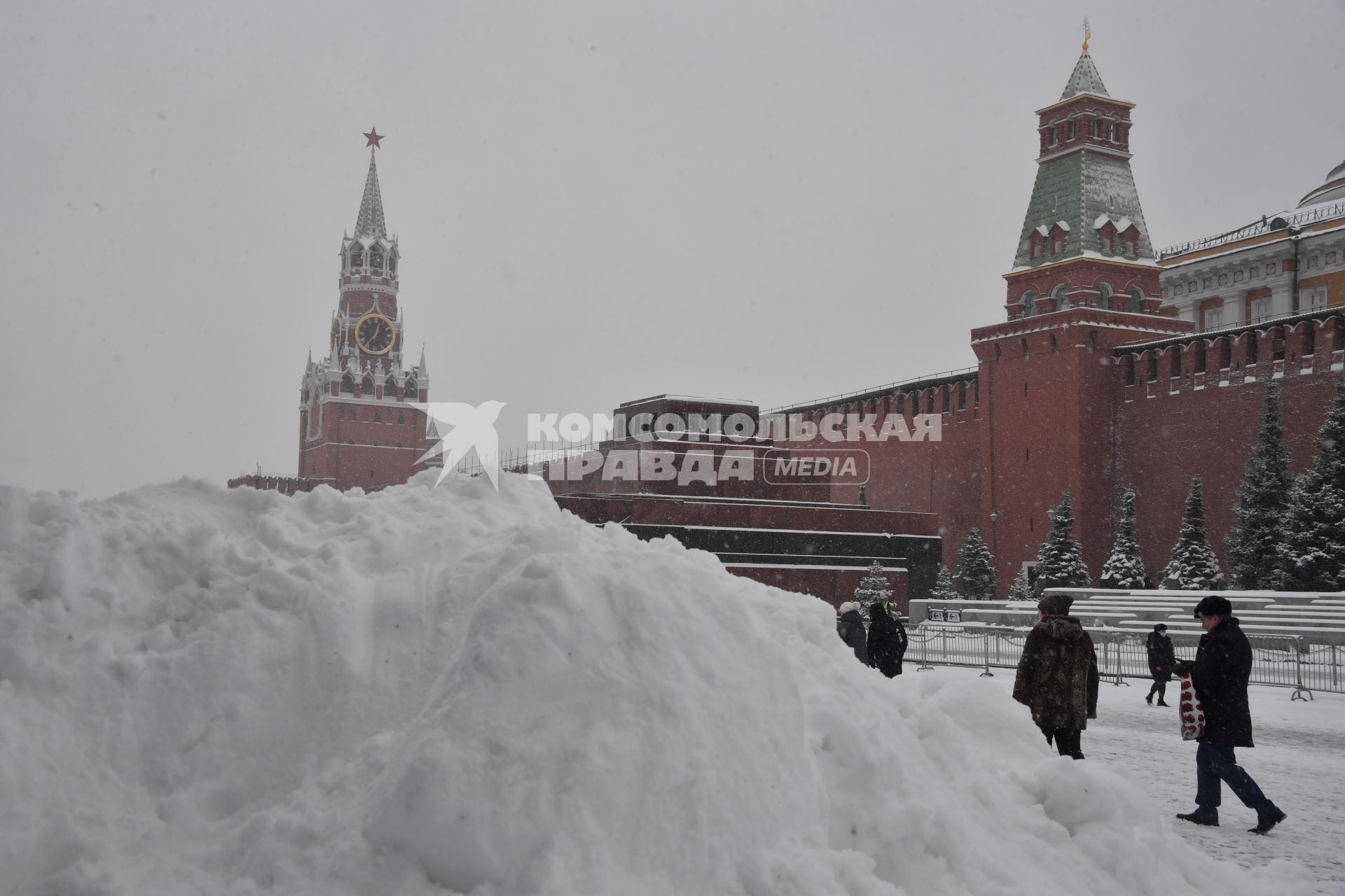 Москва. Сугробы на Красной площади.