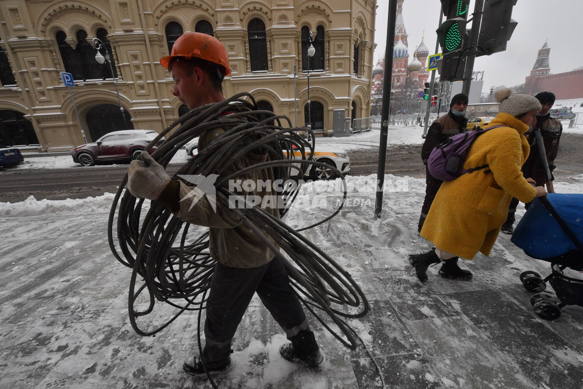 Москва.  Рабочий на Красной площади.