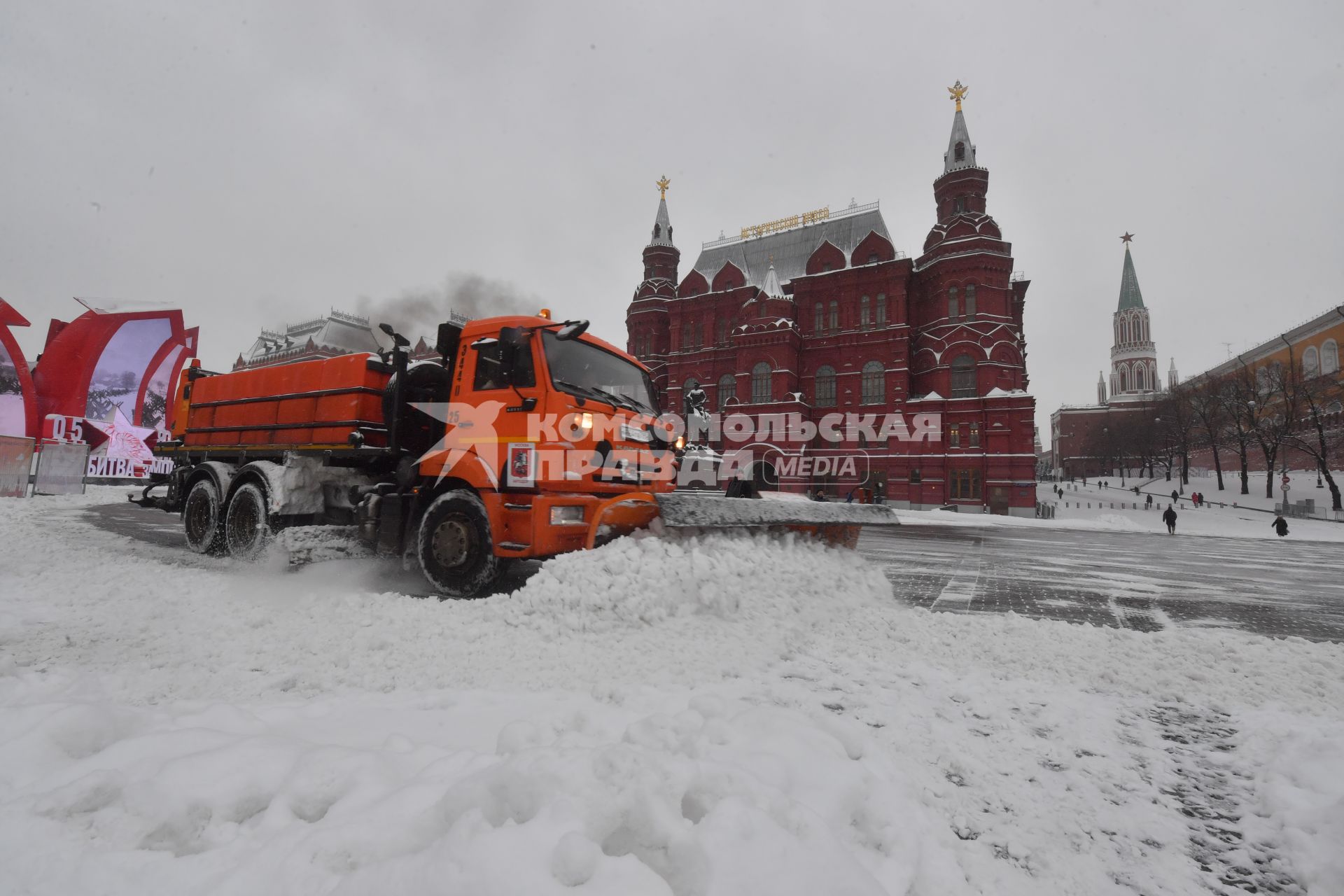 Москва.  Снегоуборочная техника  на Манежной площади.