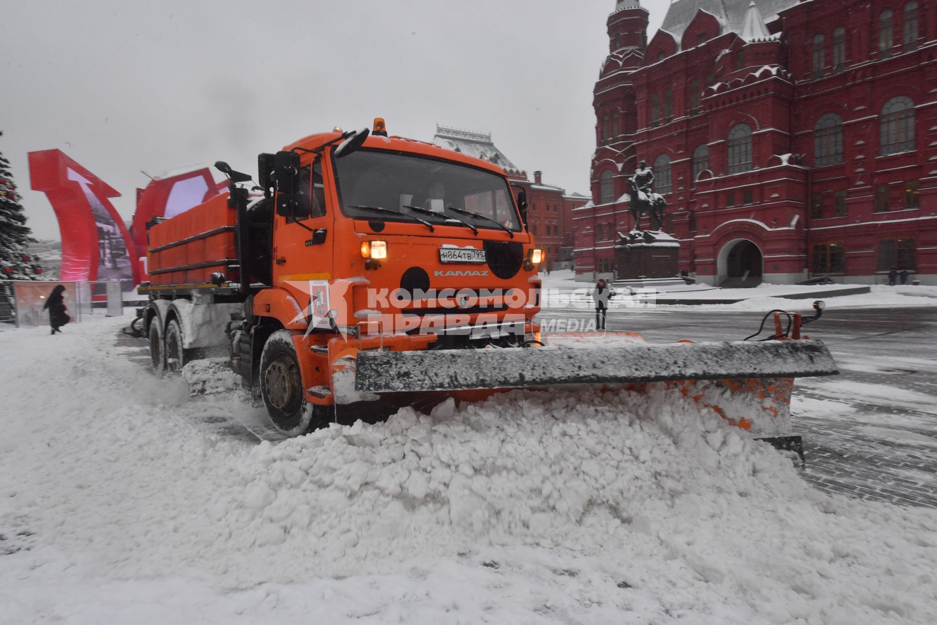 Москва.  Снегоуборочная техника  на Манежной площади.