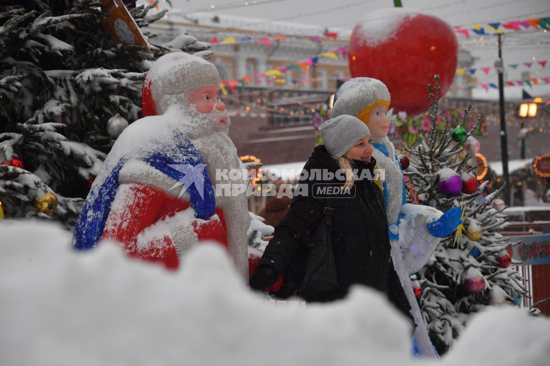 Москва.  Фигуры Деда Мороза и Снегурочки на Касной площади.